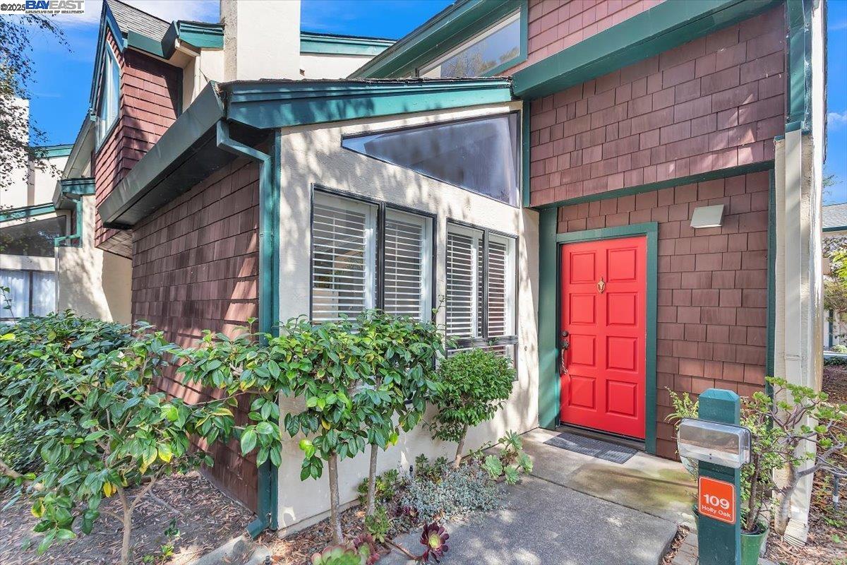 Browse active condo listings in BAYWOOD
