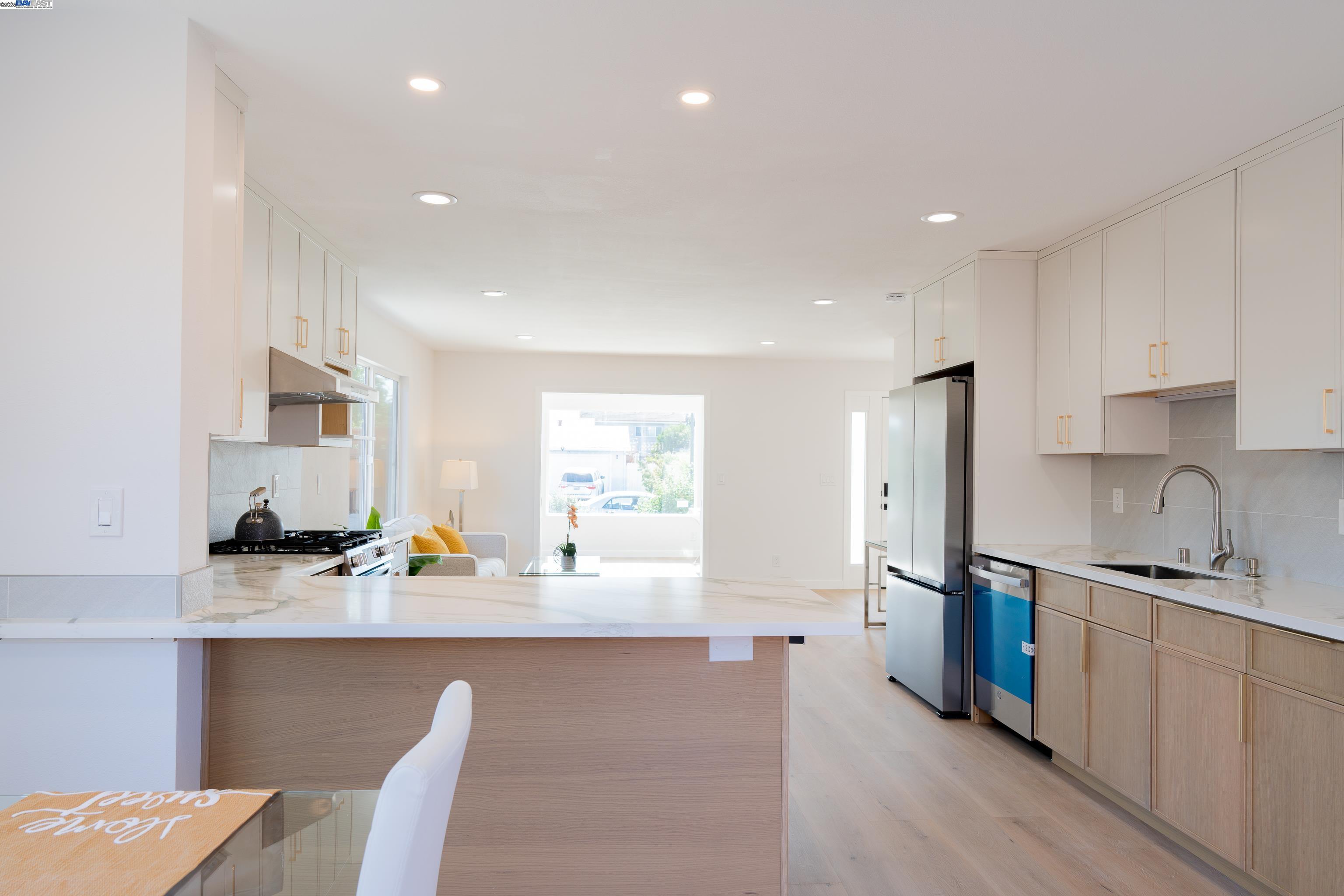 Detail Gallery Image 4 of 22 For 3262 Firth Way, San Jose,  CA 95121 - 3 Beds | 3 Baths