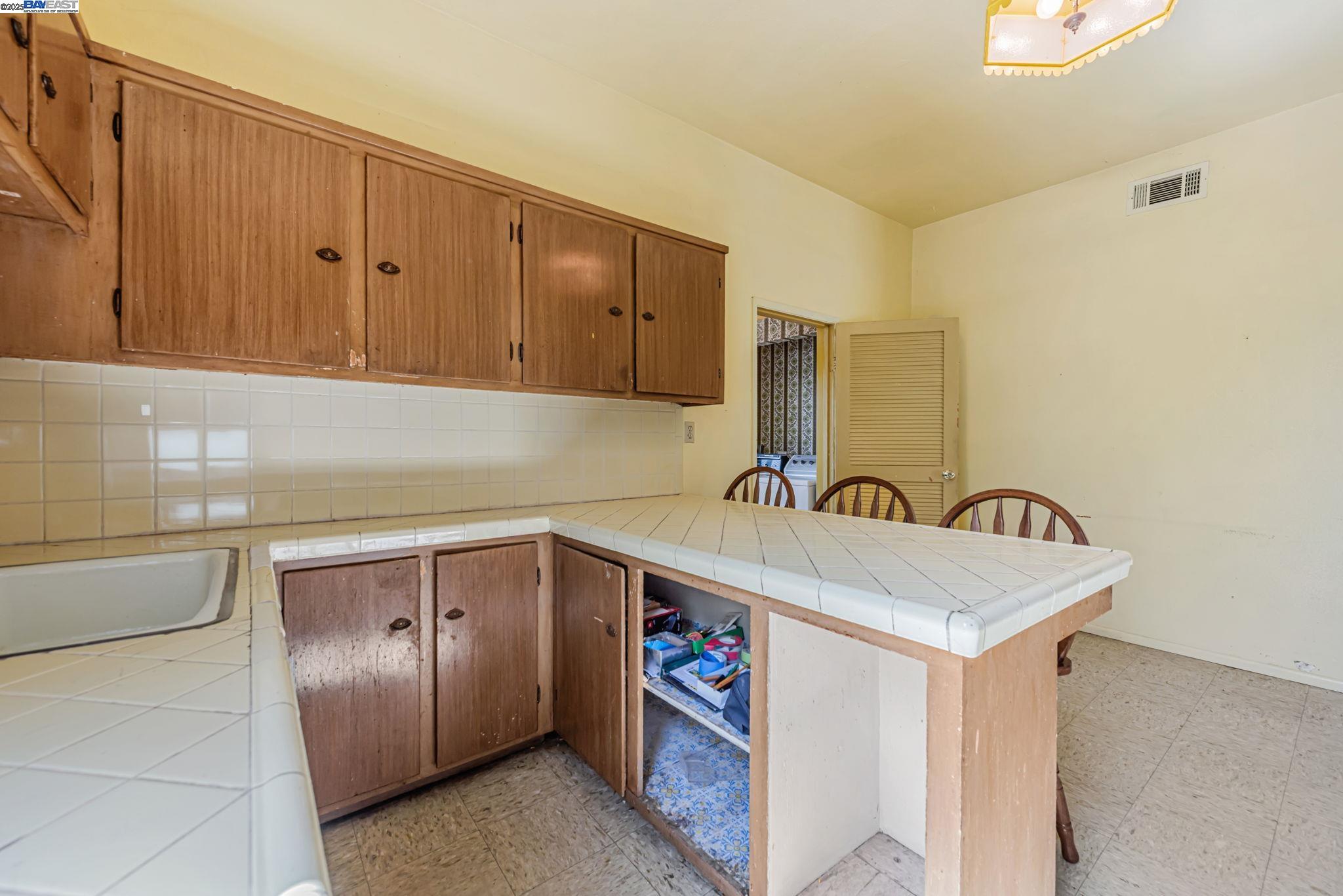 Detail Gallery Image 3 of 27 For 37915 Vallejo St, Fremont,  CA 94536 - 3 Beds | 1/1 Baths