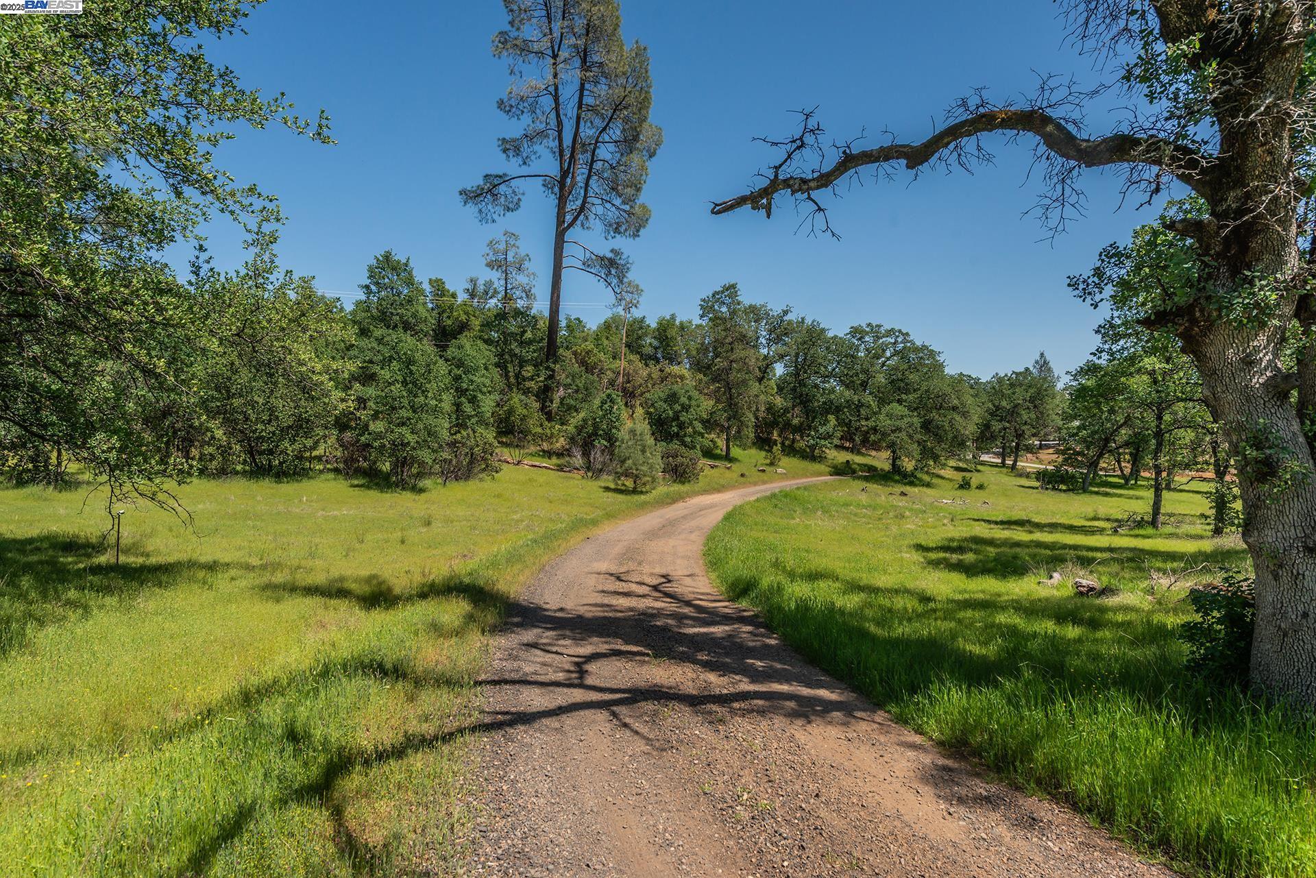 Detail Gallery Image 5 of 59 For 21679 Squaw Grass Trail, Redding,  CA 96003 - 3 Beds | 2 Baths