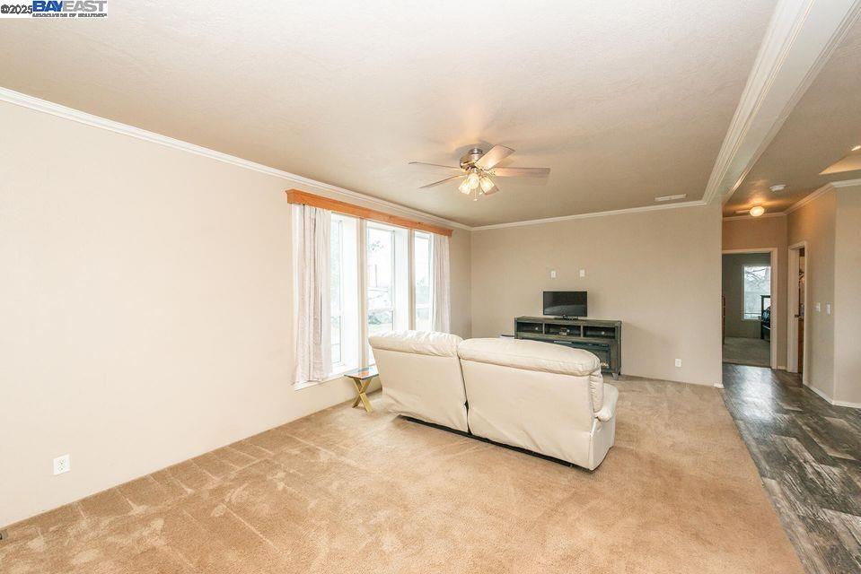 Detail Gallery Image 10 of 59 For 21679 Squaw Grass Trail, Redding,  CA 96003 - 3 Beds | 2 Baths