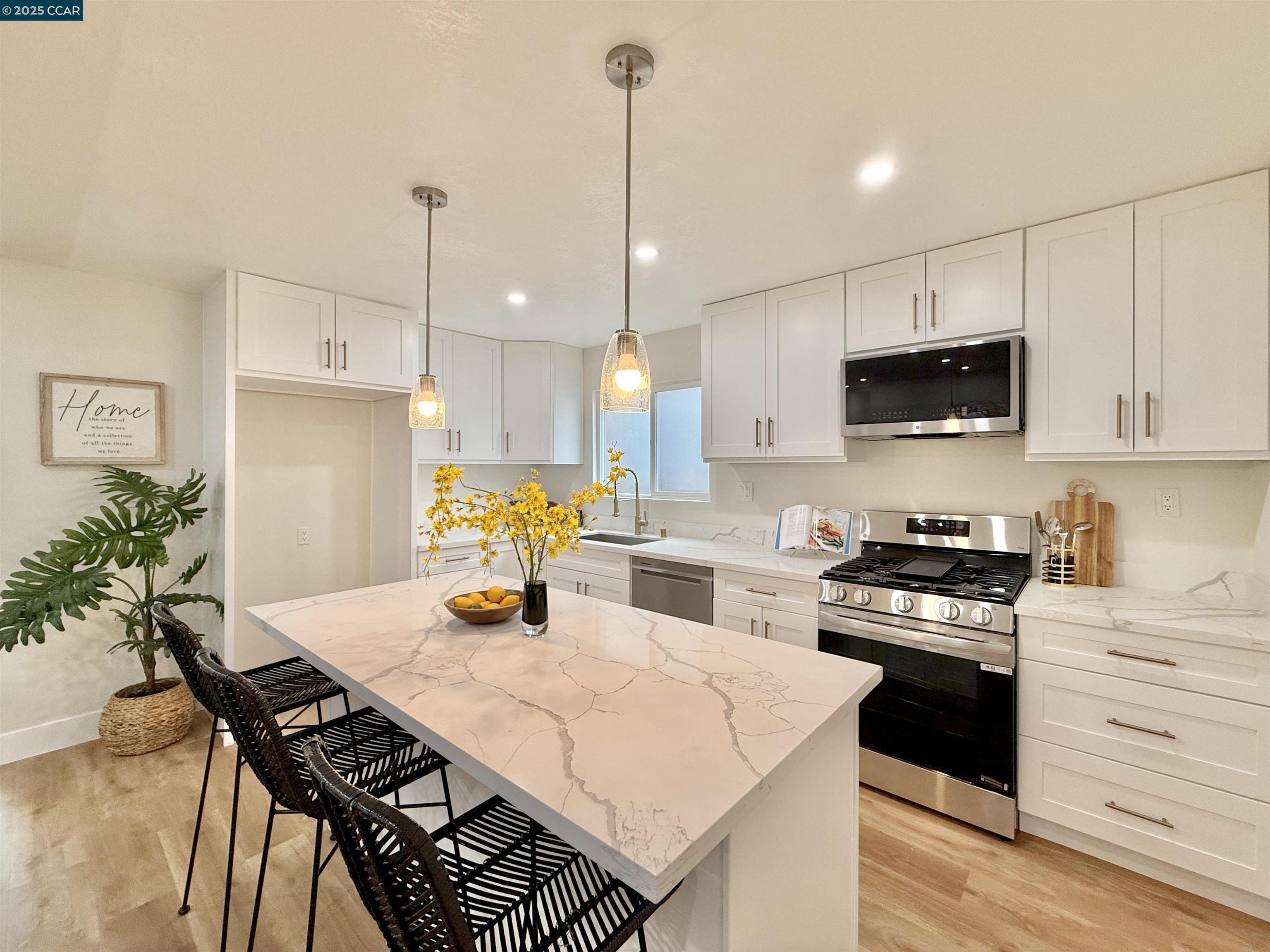 Detail Gallery Image 3 of 23 For 437 Pomona Ave, Vallejo,  CA 94589 - 4 Beds | 2 Baths