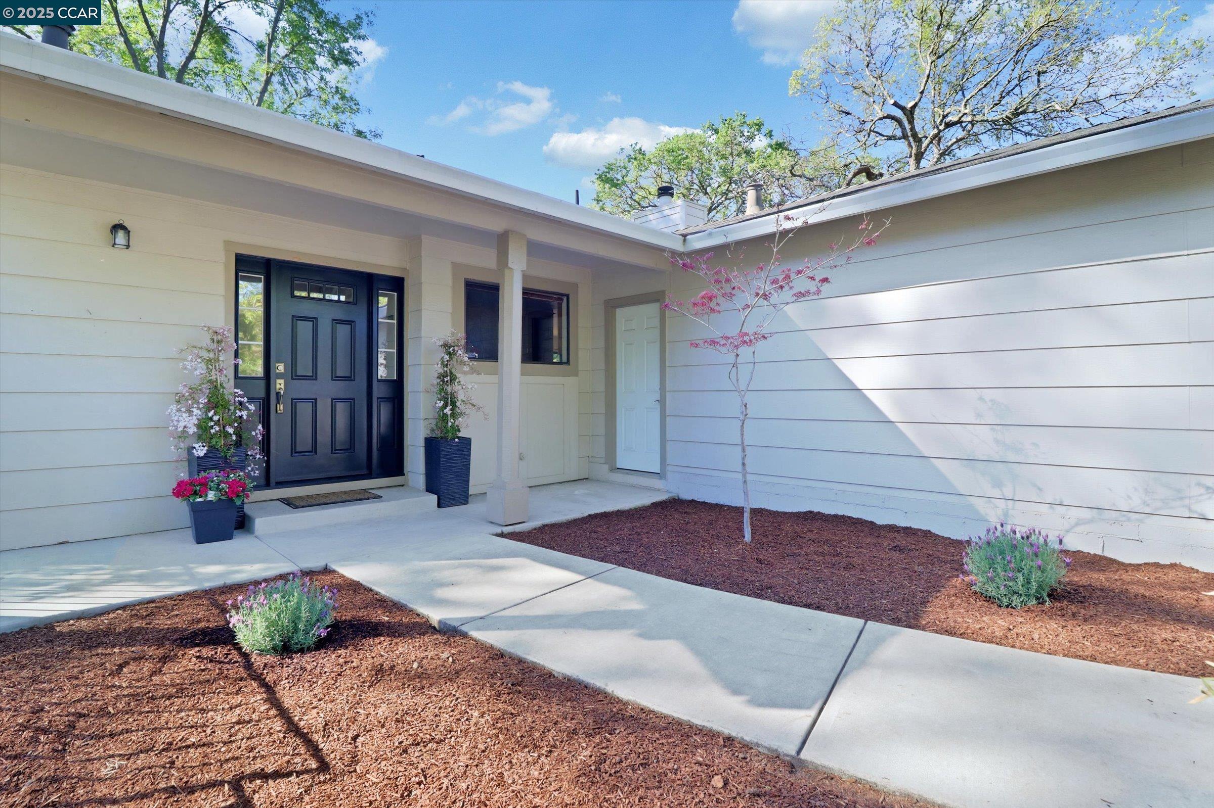 Detail Gallery Image 2 of 18 For 25 Saint Julie, Pleasant Hill,  CA 94523 - 3 Beds | 2/1 Baths