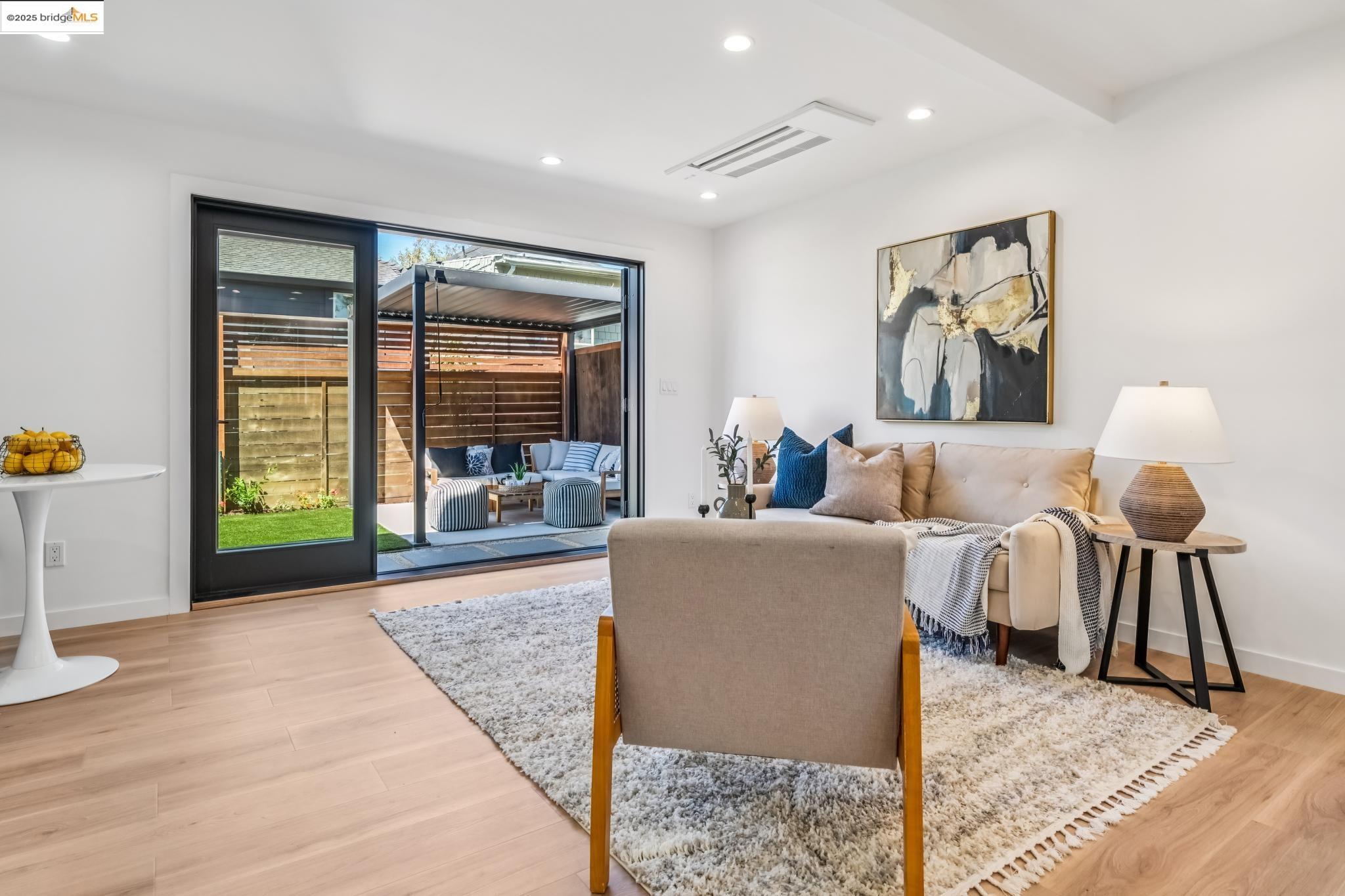 Detail Gallery Image 16 of 57 For 739 61st St, Oakland,  CA 94609 - 3 Beds | 2 Baths