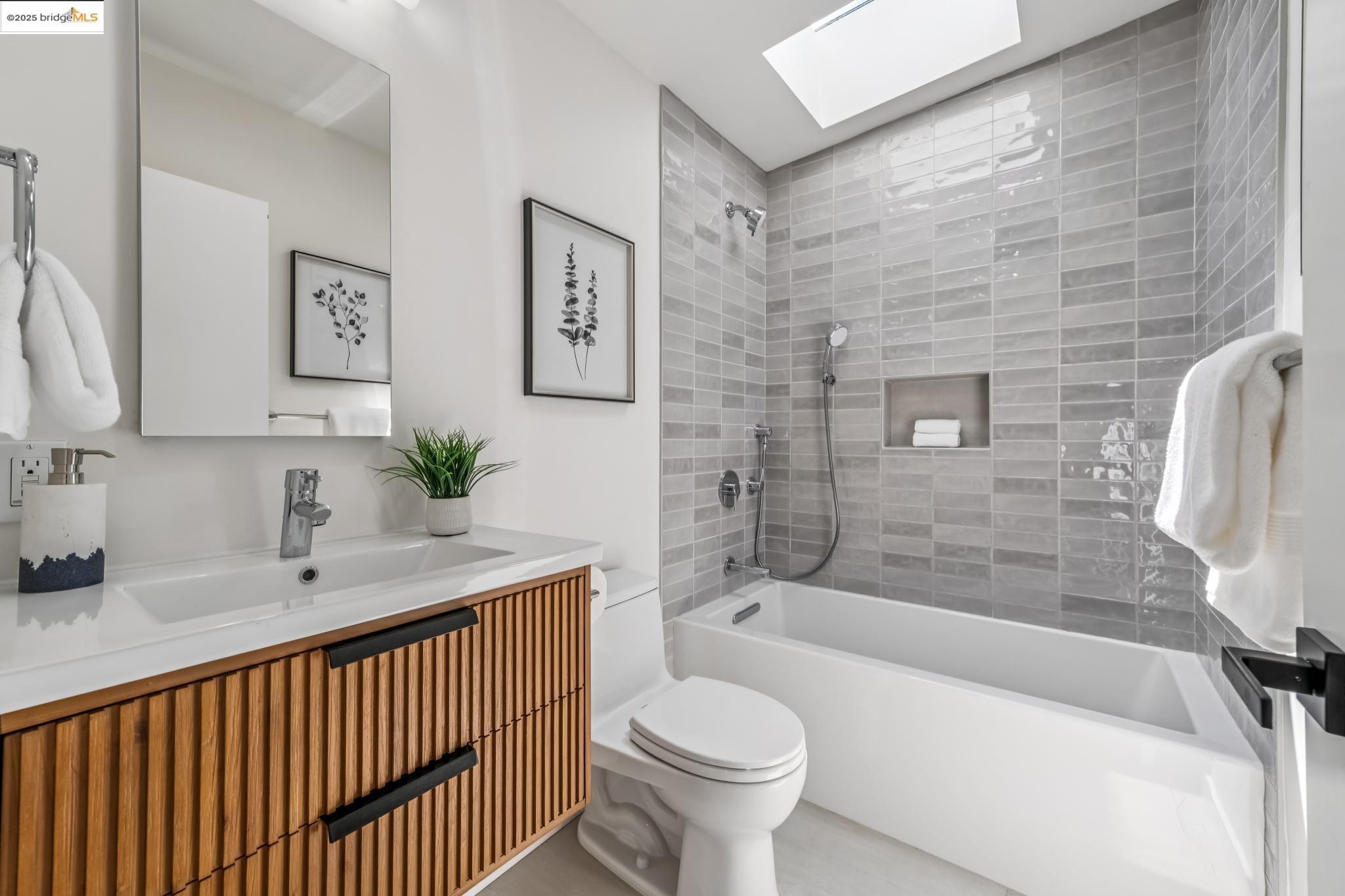 Detail Gallery Image 34 of 57 For 739 61st St, Oakland,  CA 94609 - 3 Beds | 2 Baths