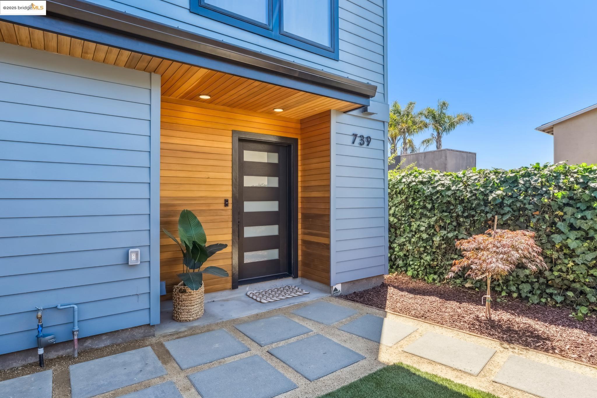 Detail Gallery Image 6 of 57 For 739 61st St, Oakland,  CA 94609 - 3 Beds | 2 Baths