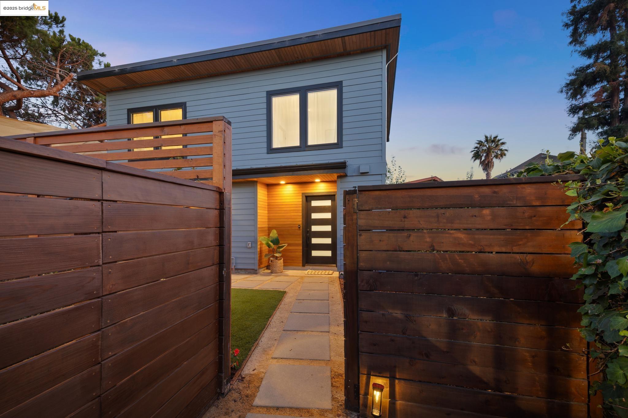 Detail Gallery Image 5 of 59 For 737-739 61st St, Oakland,  CA 94609 - – Beds | – Baths