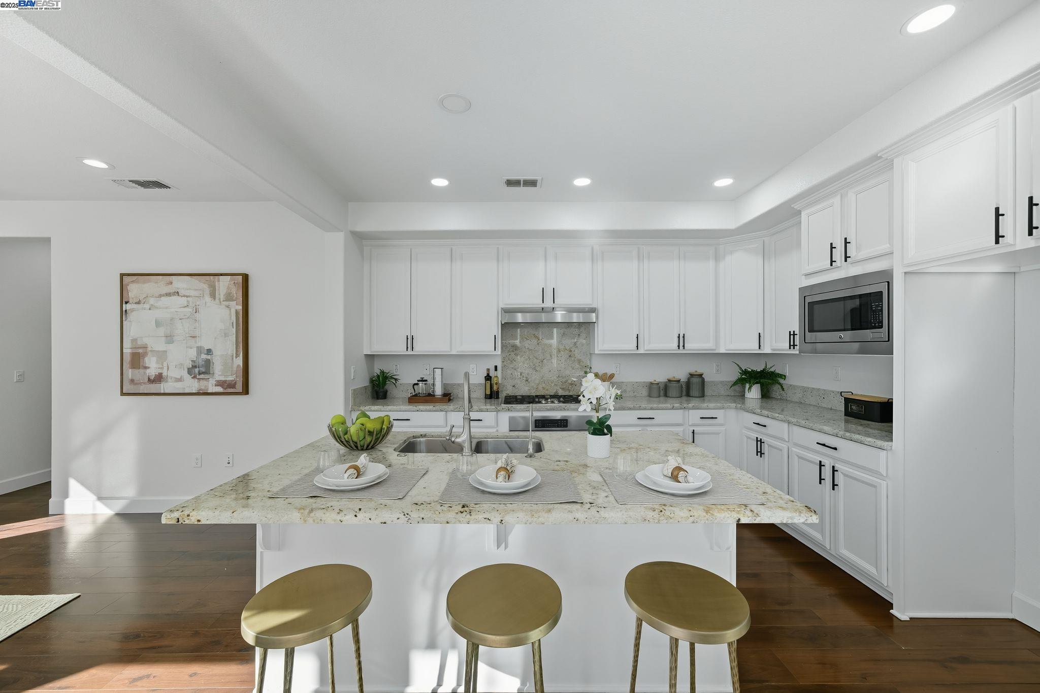 Detail Gallery Image 11 of 37 For 3005 Vittoria Loop, Dublin,  CA 94568 - 5 Beds | 4 Baths