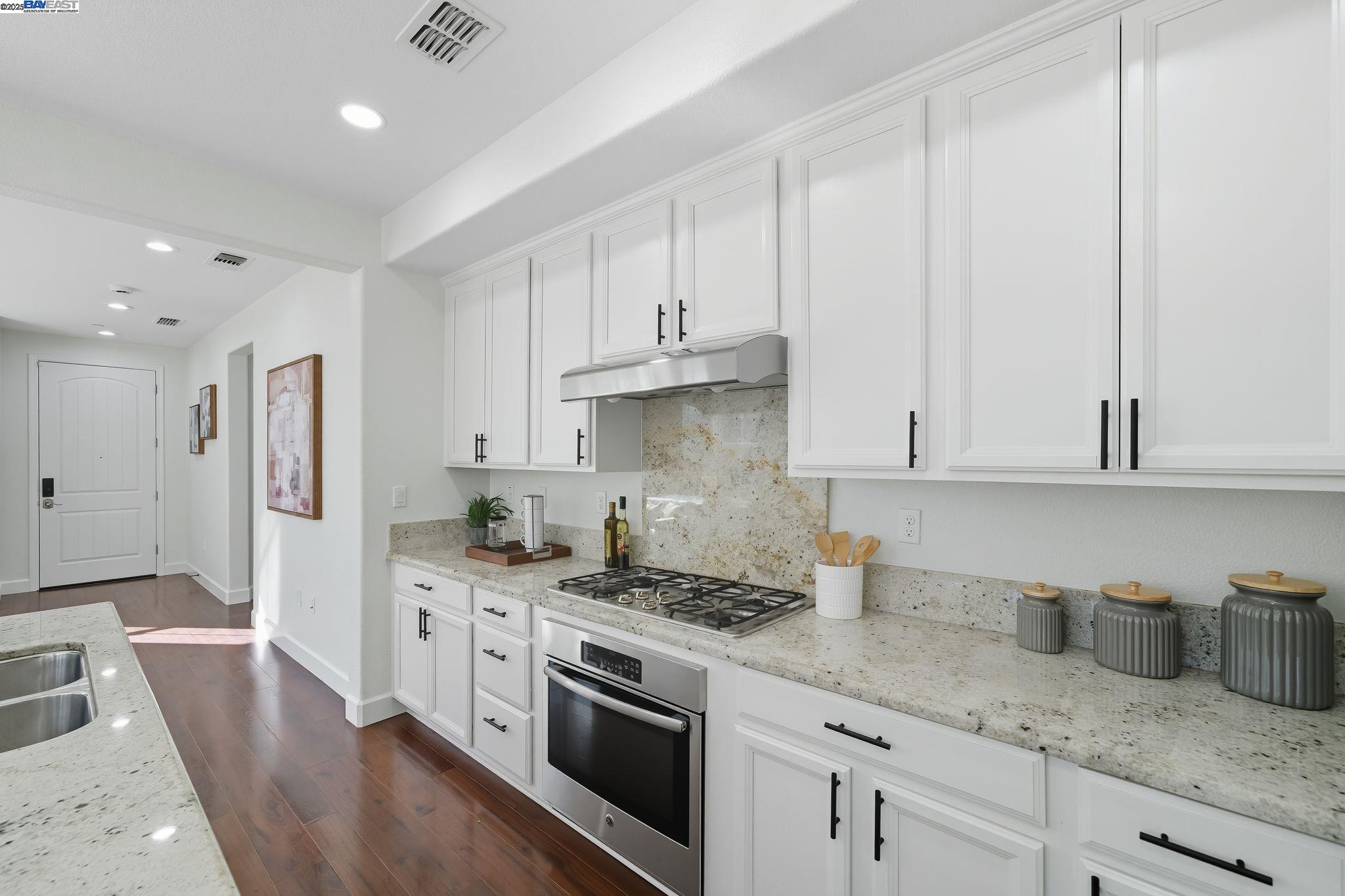 Detail Gallery Image 10 of 37 For 3005 Vittoria Loop, Dublin,  CA 94568 - 5 Beds | 4 Baths