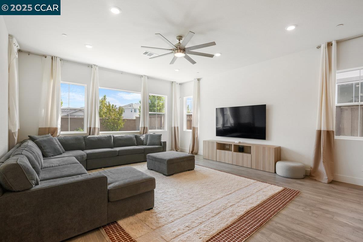 Detail Gallery Image 2 of 41 For 3096 Leeds Ln, Tracy,  CA 95377 - 4 Beds | 3/1 Baths