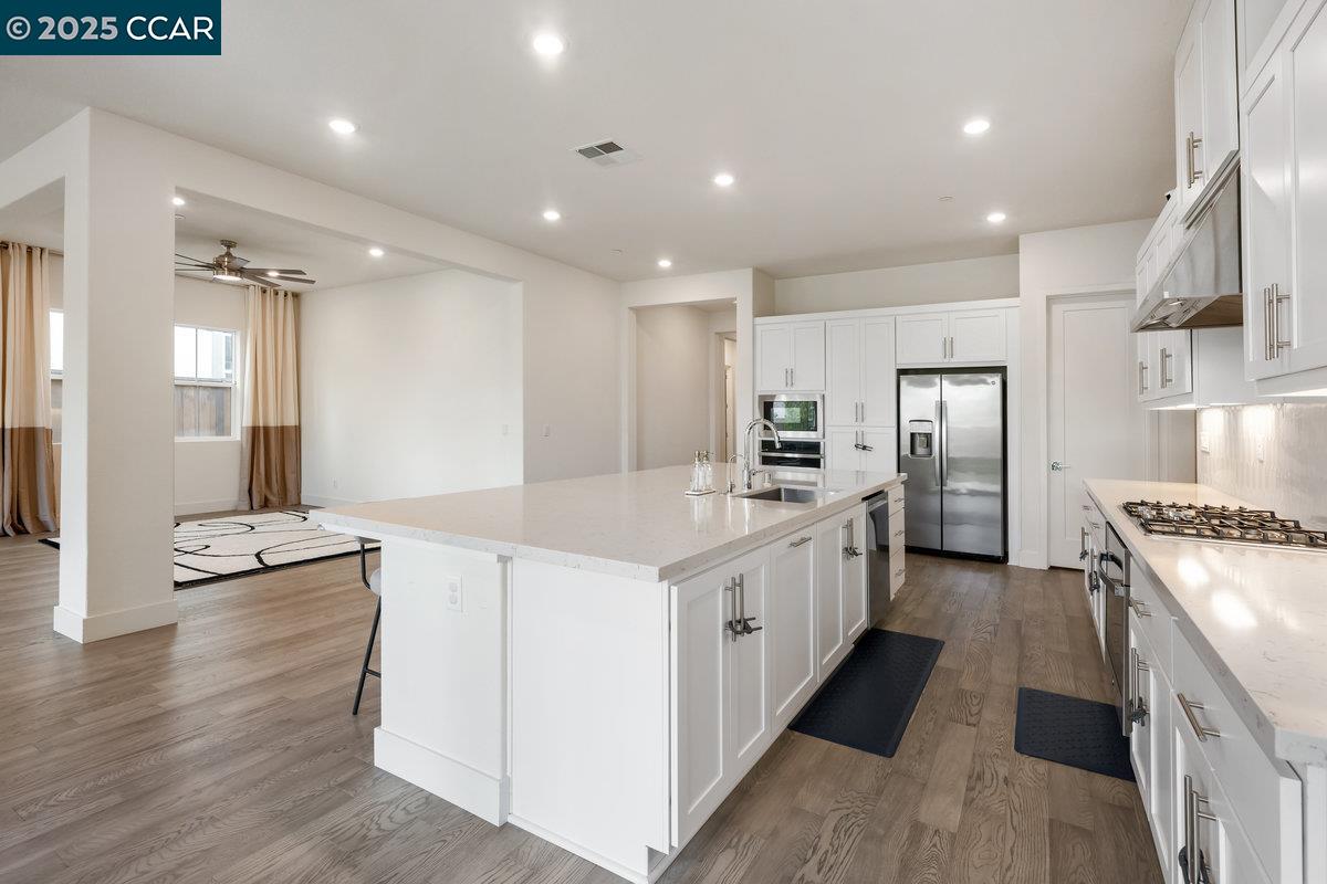 Detail Gallery Image 11 of 41 For 3096 Leeds Ln, Tracy,  CA 95377 - 4 Beds | 3/1 Baths