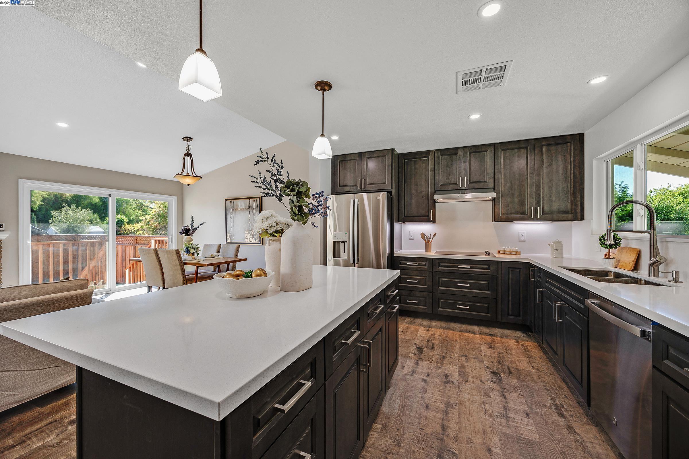 Detail Gallery Image 11 of 44 For 888 Laguna St, Livermore,  CA 94550 - 4 Beds | 3 Baths