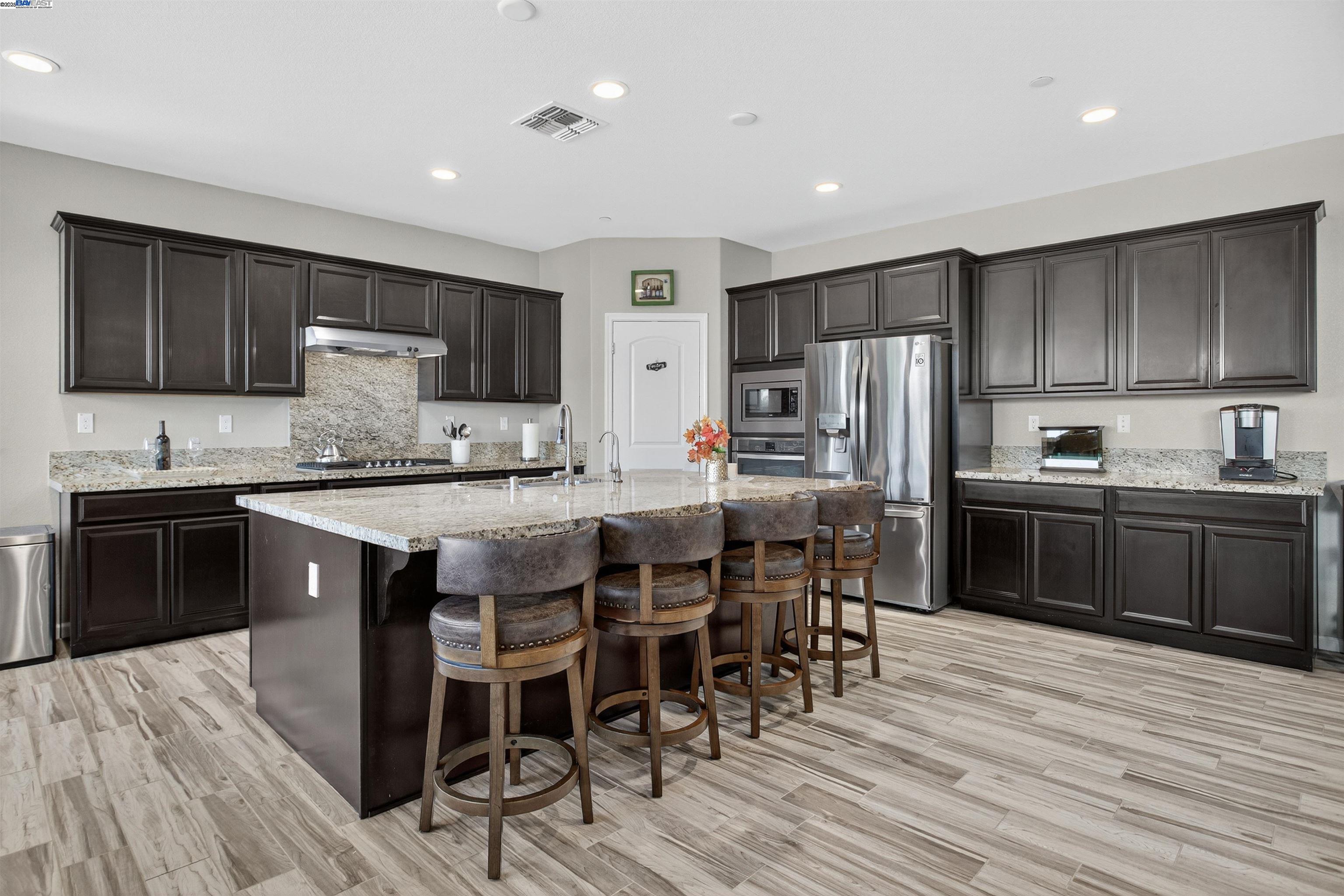 Detail Gallery Image 11 of 58 For 1787 Branson Court, Lathrop,  CA 95330 - 5 Beds | 4/1 Baths