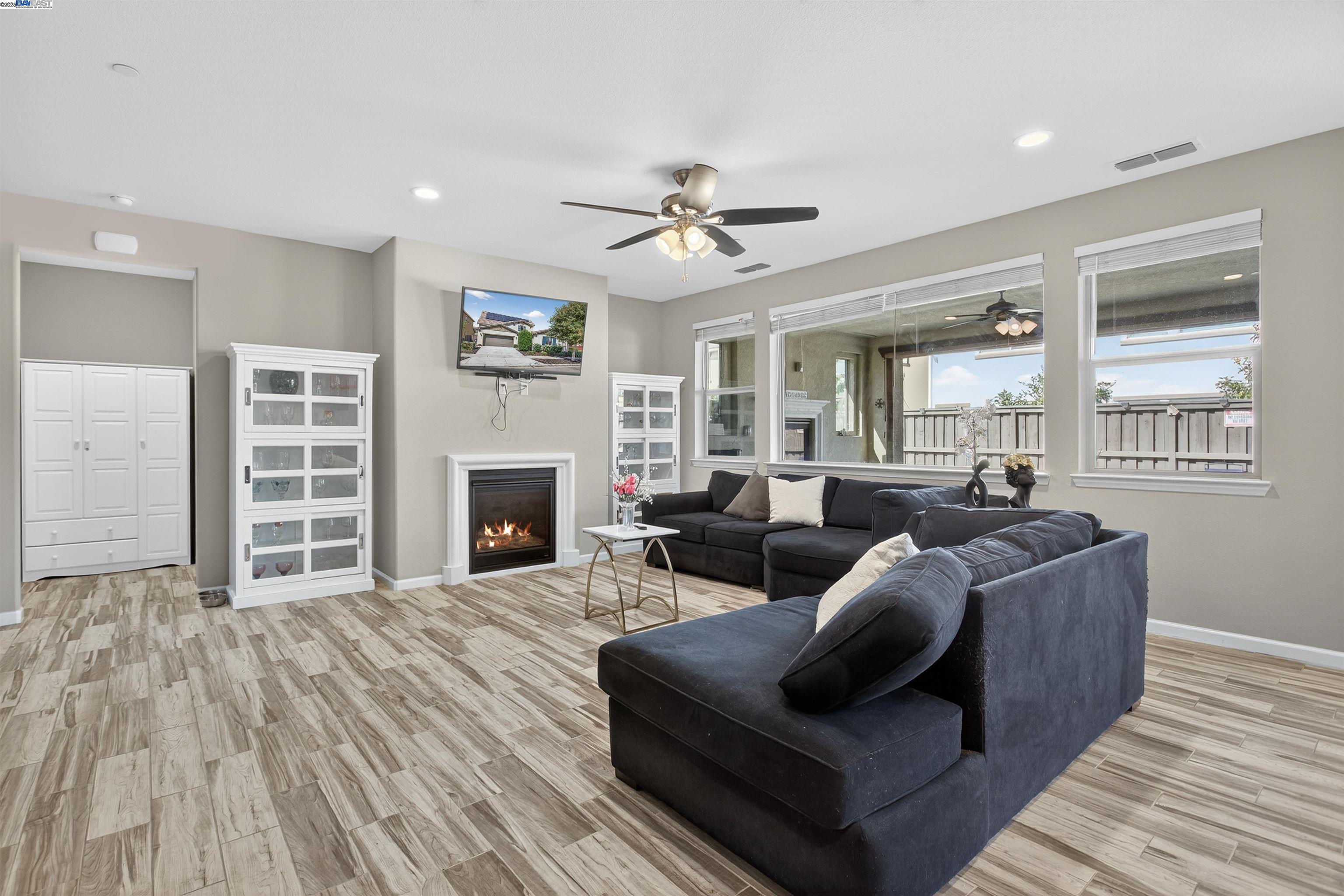 Detail Gallery Image 9 of 58 For 1787 Branson Court, Lathrop,  CA 95330 - 5 Beds | 4/1 Baths