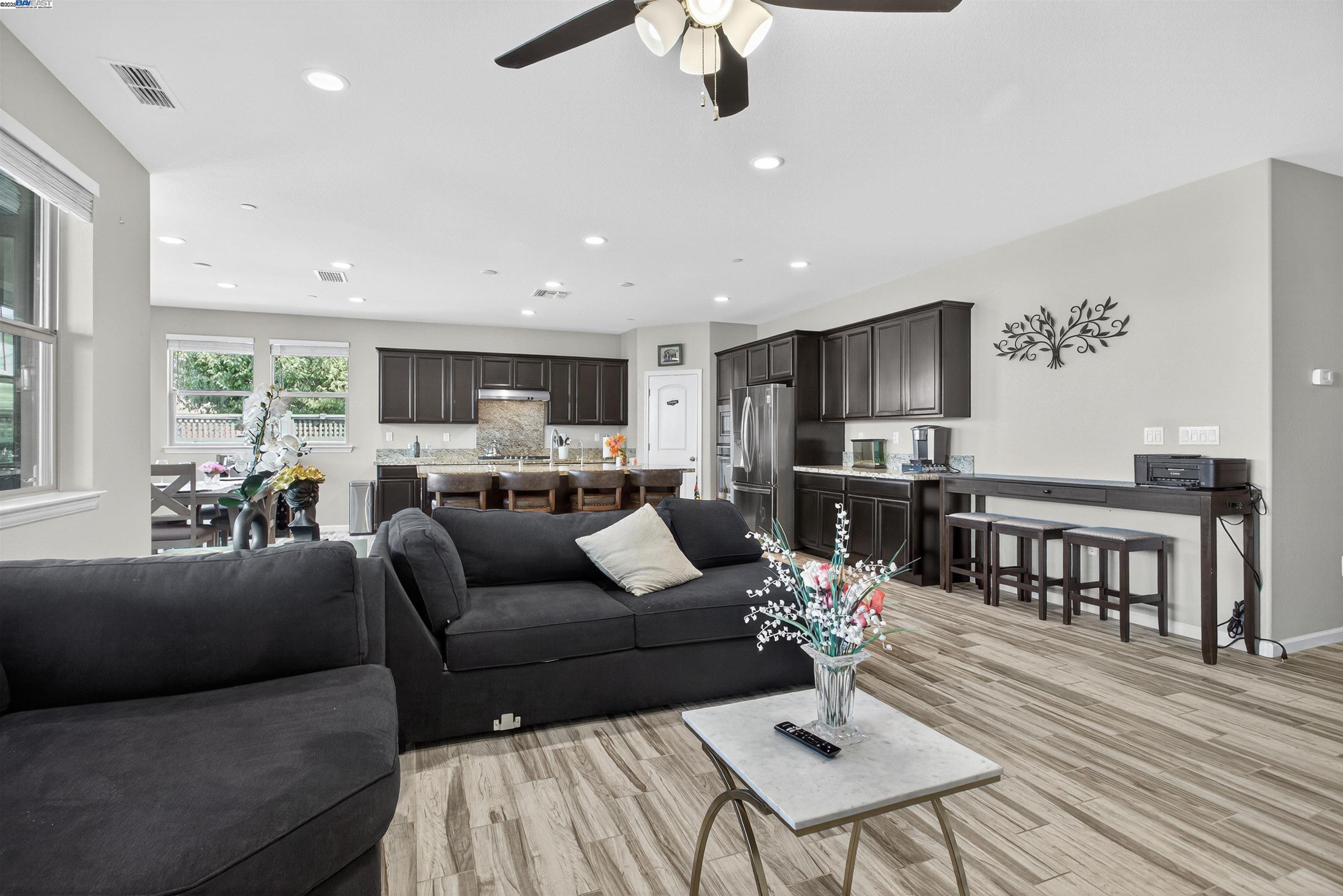 Detail Gallery Image 10 of 58 For 1787 Branson Court, Lathrop,  CA 95330 - 5 Beds | 4/1 Baths