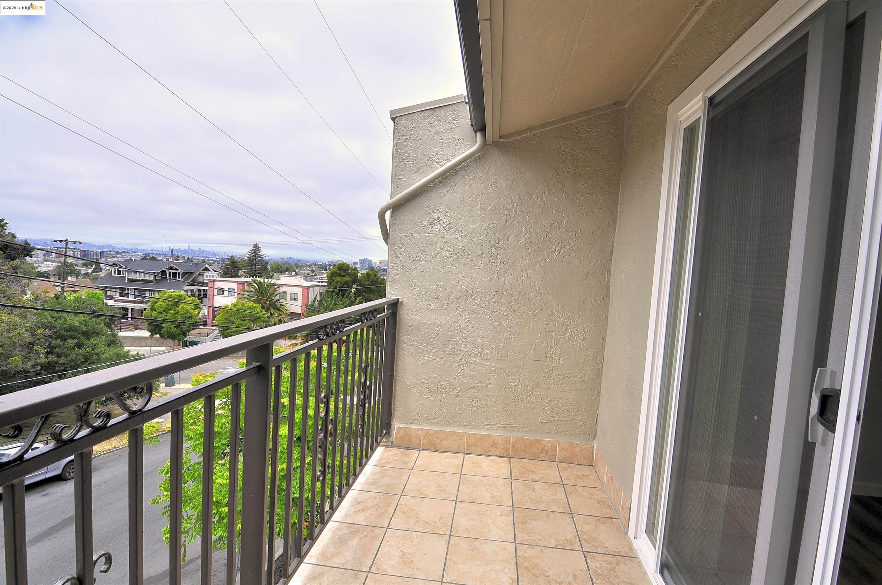 Detail Gallery Image 15 of 34 For 1604 E 19th St, Oakland,  CA 94606 - 3 Beds | 1/1 Baths