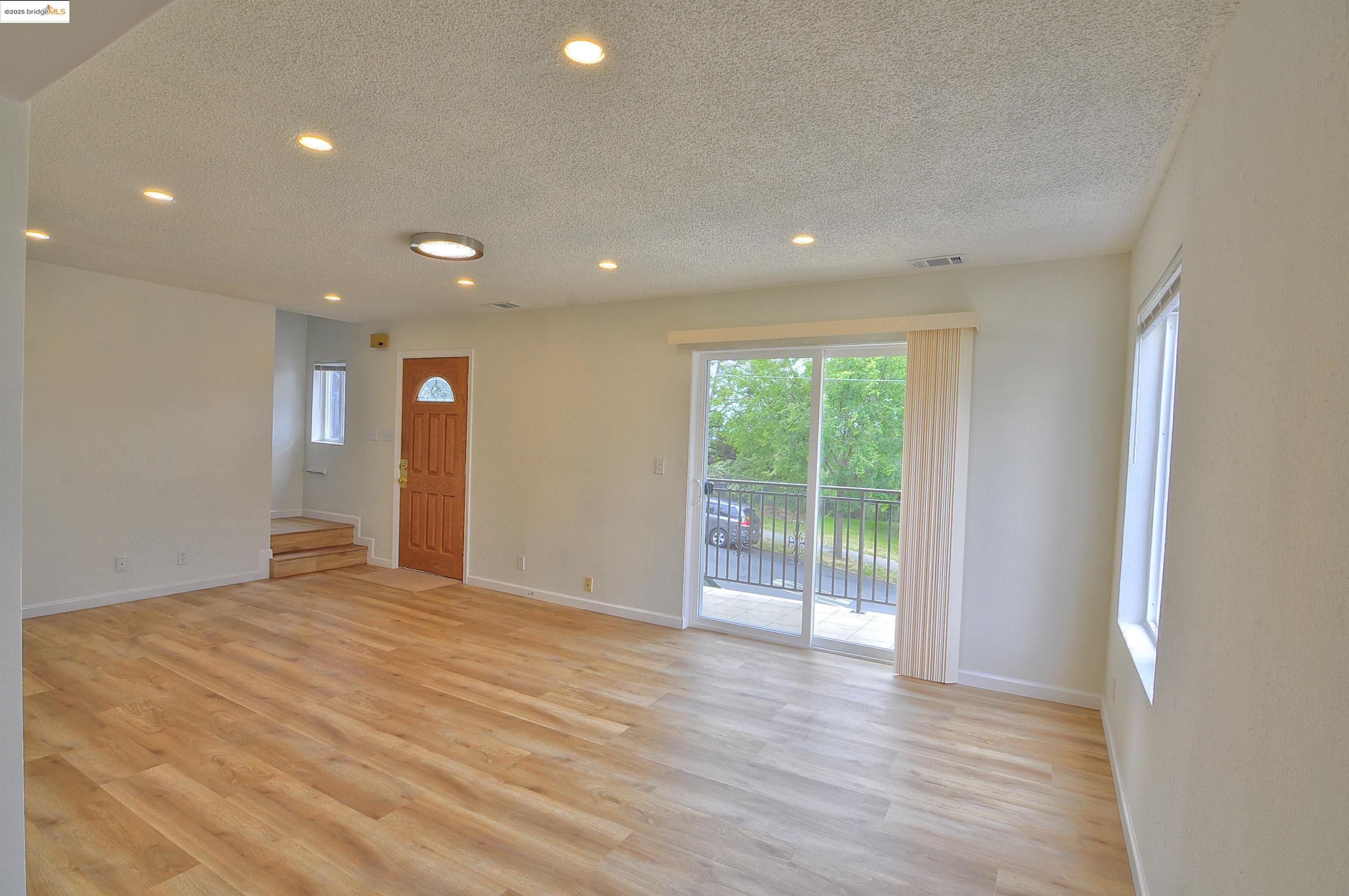 Detail Gallery Image 3 of 34 For 1604 E 19th St, Oakland,  CA 94606 - 3 Beds | 1/1 Baths