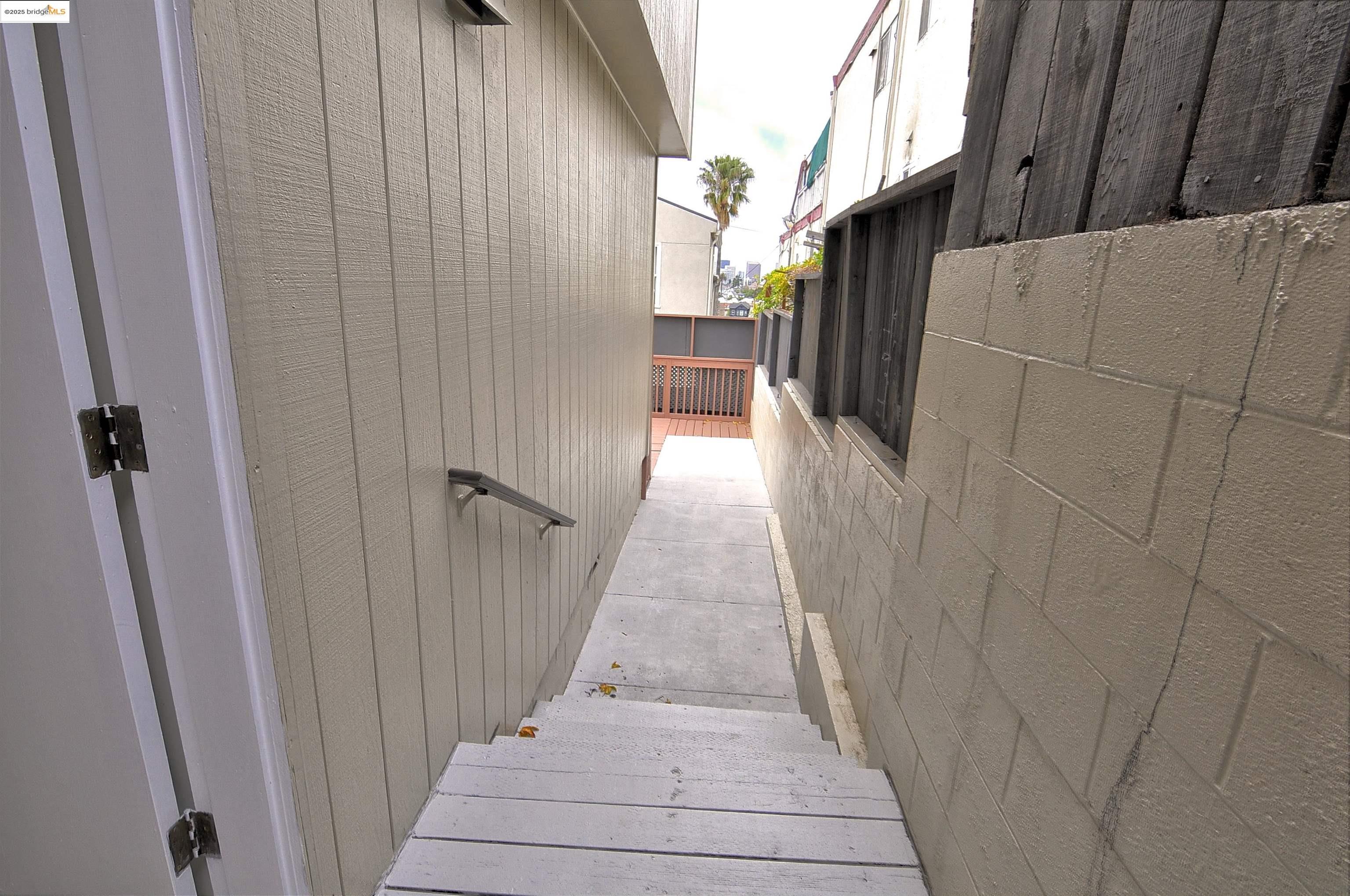 Detail Gallery Image 22 of 34 For 1604 E 19th St, Oakland,  CA 94606 - 3 Beds | 1/1 Baths