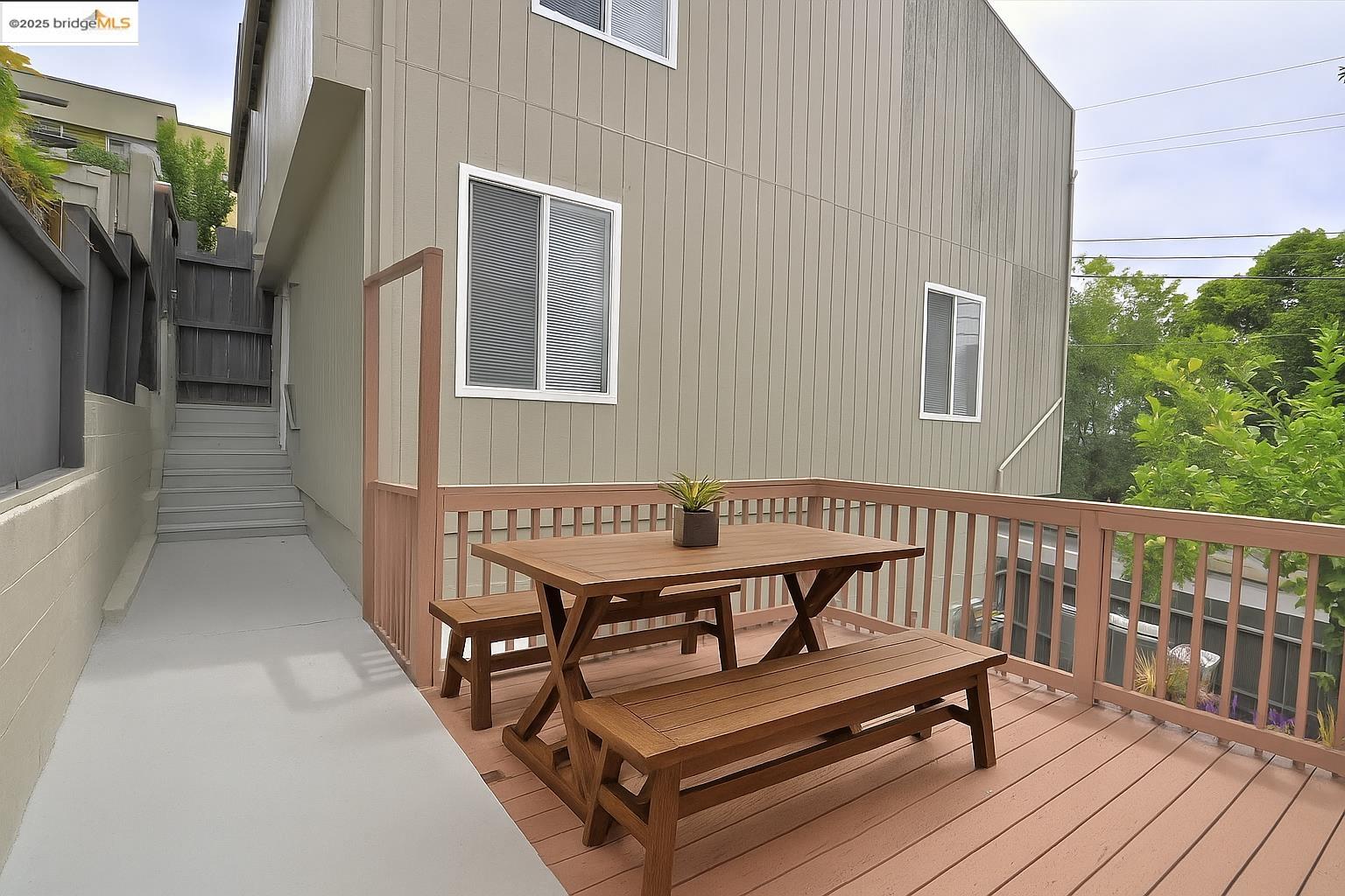 Detail Gallery Image 23 of 34 For 1604 E 19th St, Oakland,  CA 94606 - 3 Beds | 1/1 Baths