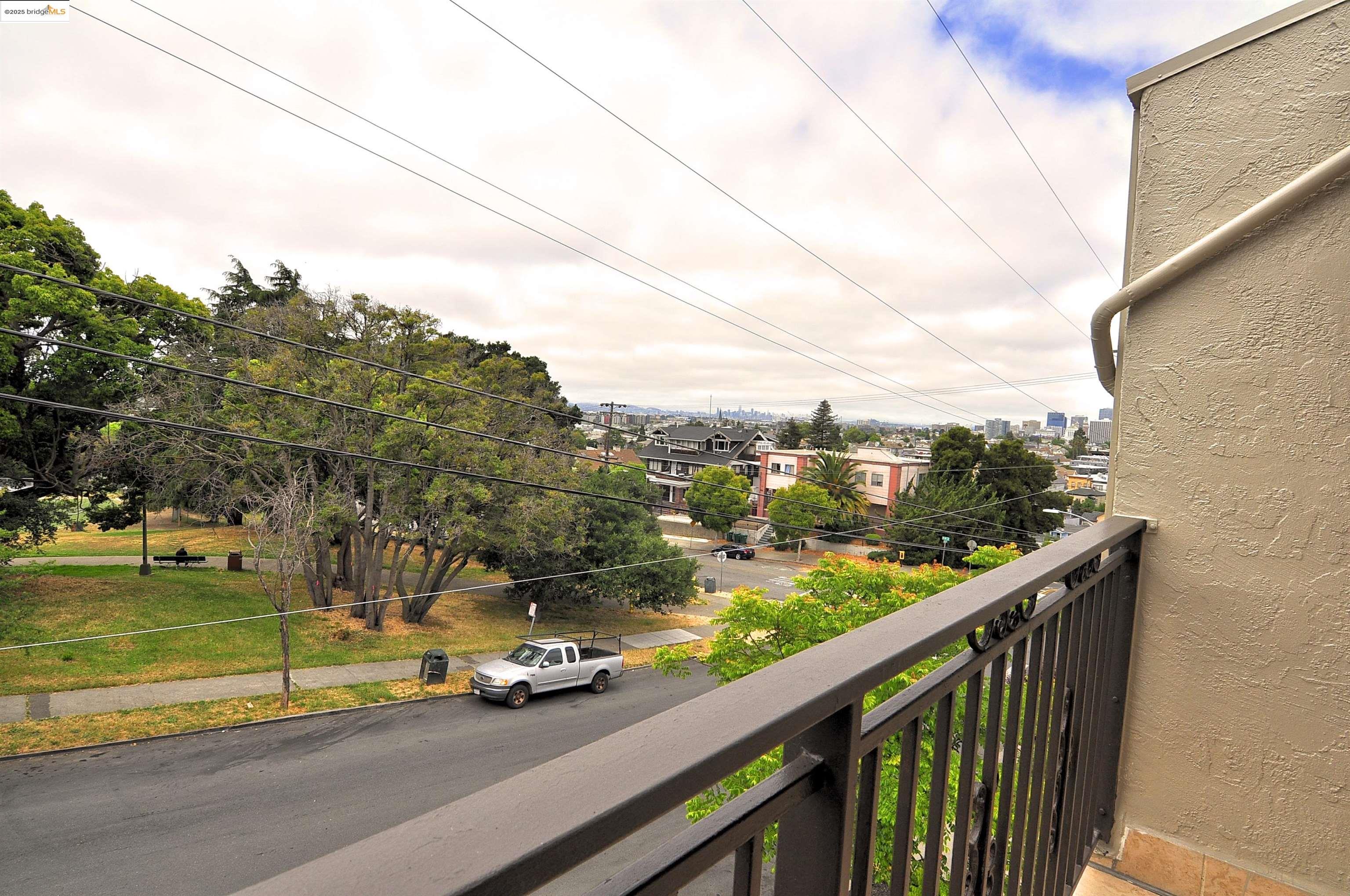 Detail Gallery Image 25 of 34 For 1604 E 19th St, Oakland,  CA 94606 - 3 Beds | 1/1 Baths