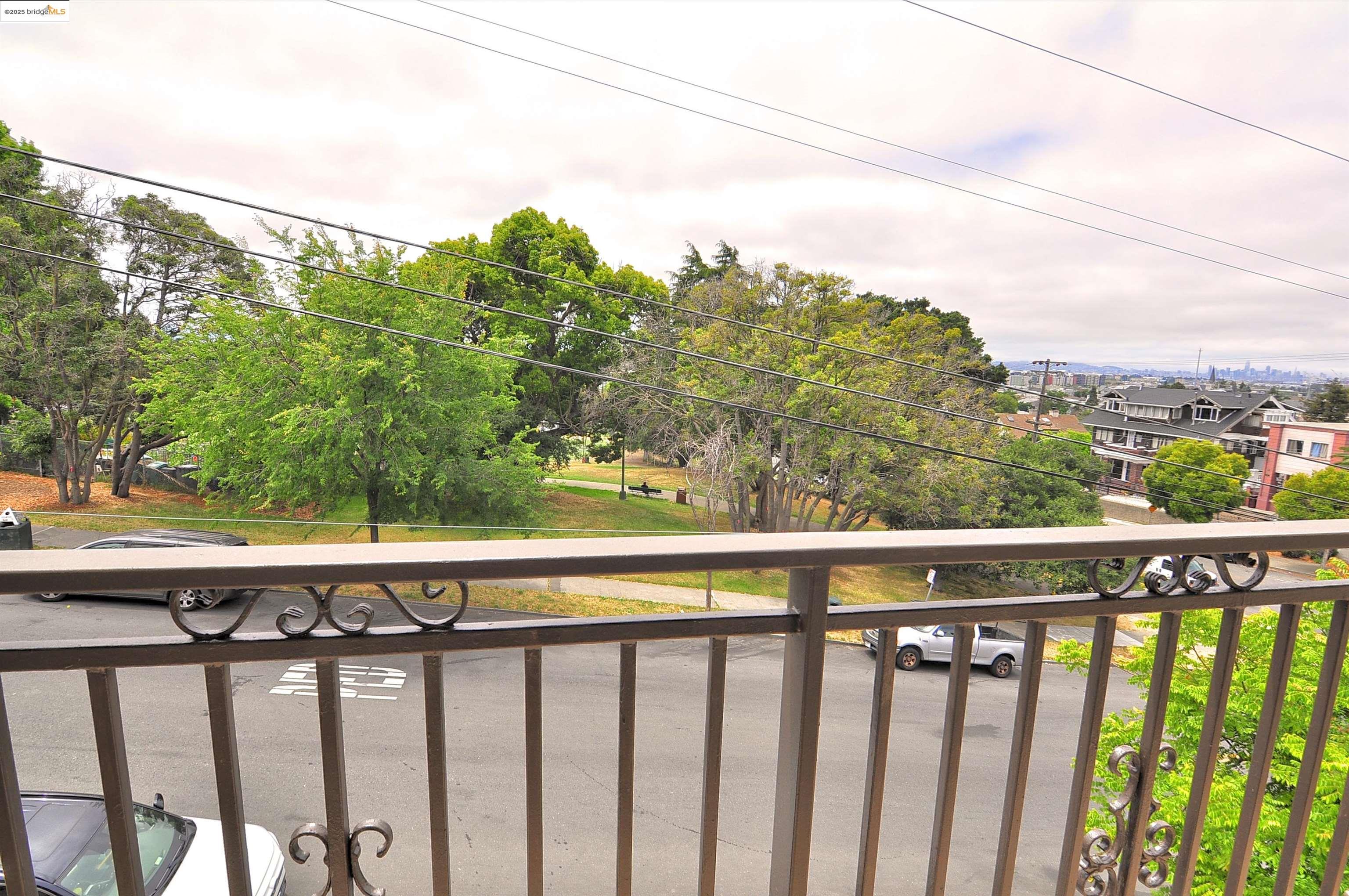 Detail Gallery Image 26 of 34 For 1604 E 19th St, Oakland,  CA 94606 - 3 Beds | 1/1 Baths