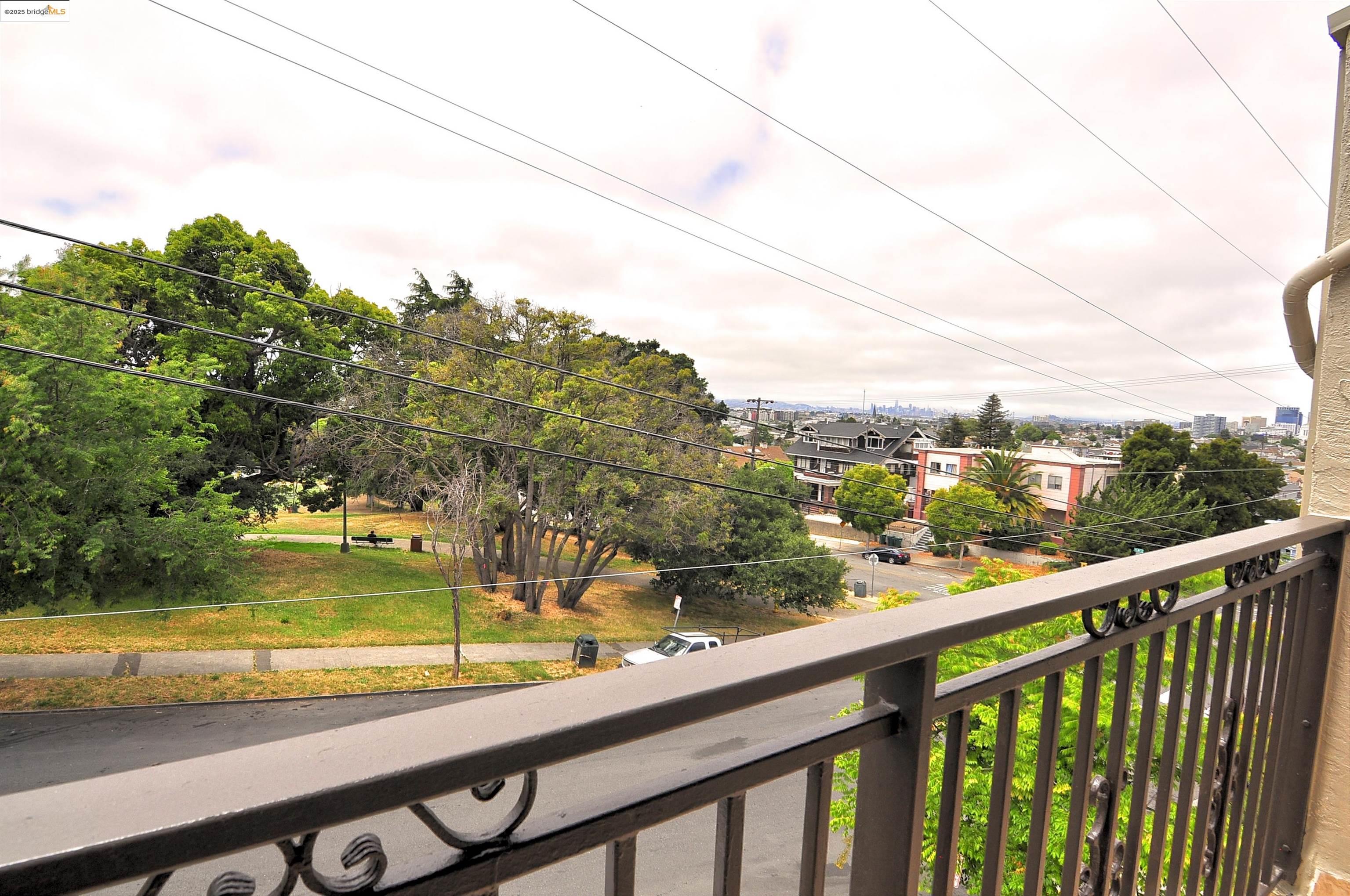 Detail Gallery Image 27 of 34 For 1604 E 19th St, Oakland,  CA 94606 - 3 Beds | 1/1 Baths