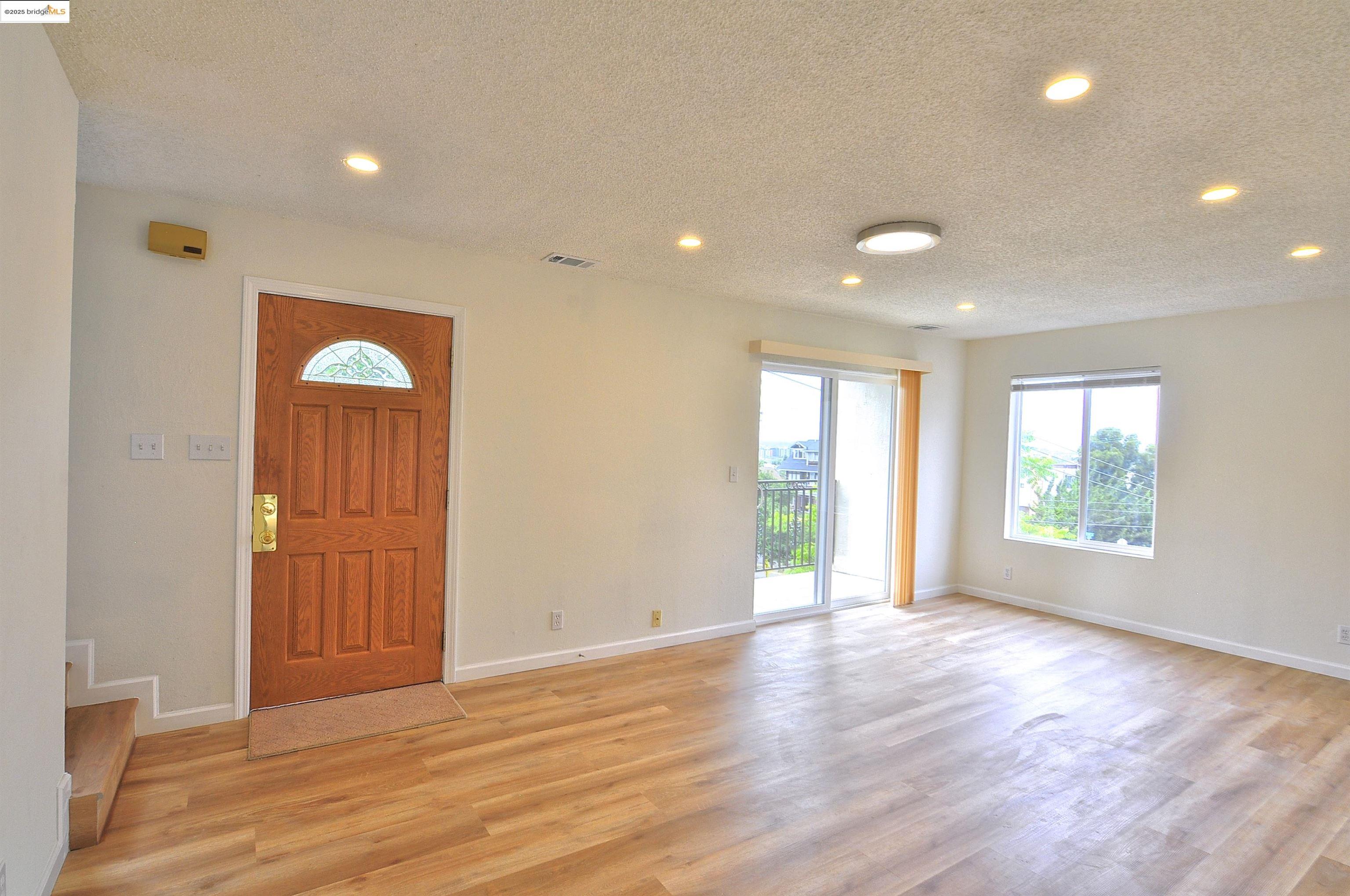 Detail Gallery Image 4 of 34 For 1604 E 19th St, Oakland,  CA 94606 - 3 Beds | 1/1 Baths