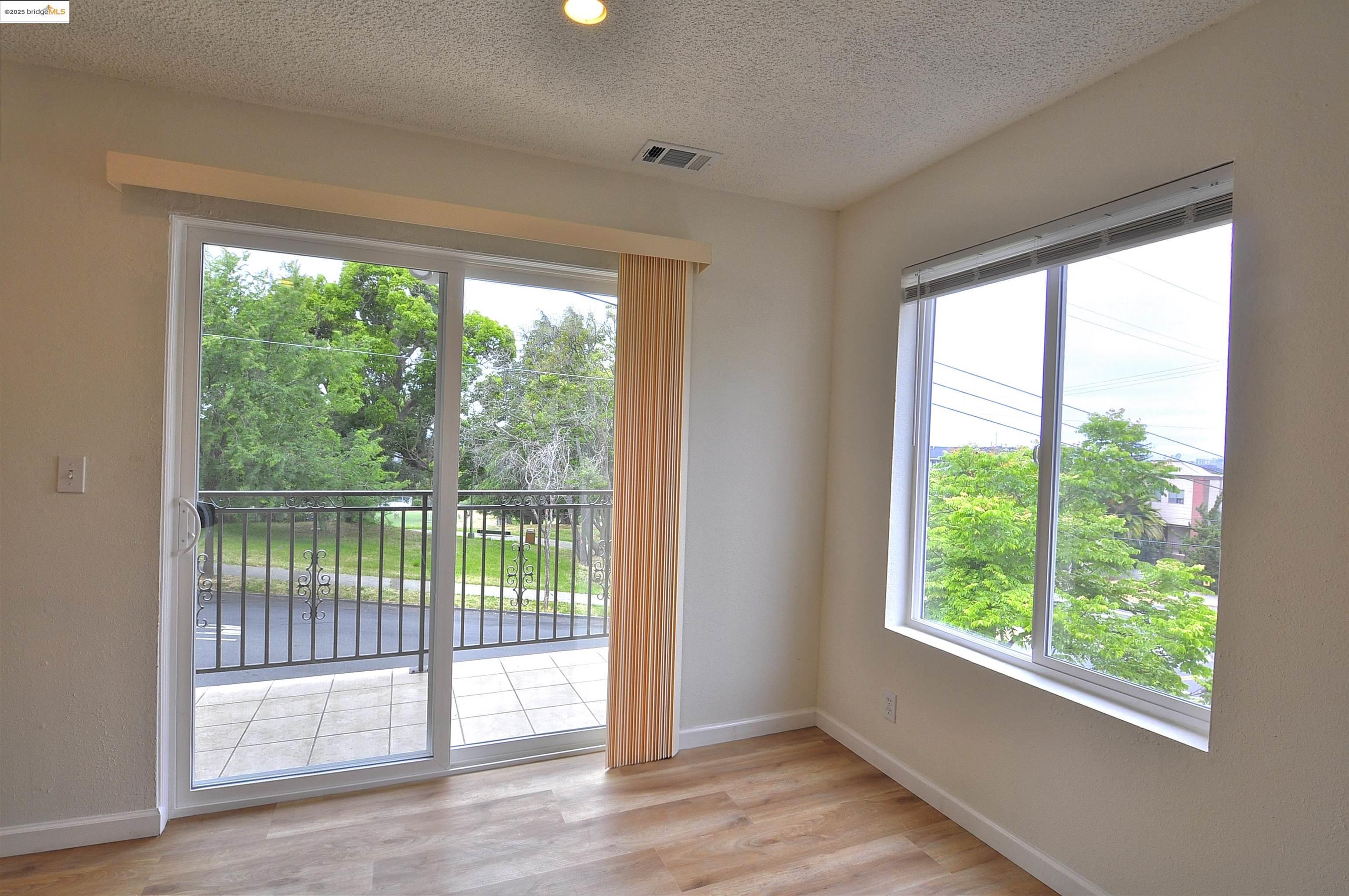 Detail Gallery Image 5 of 34 For 1604 E 19th St, Oakland,  CA 94606 - 3 Beds | 1/1 Baths