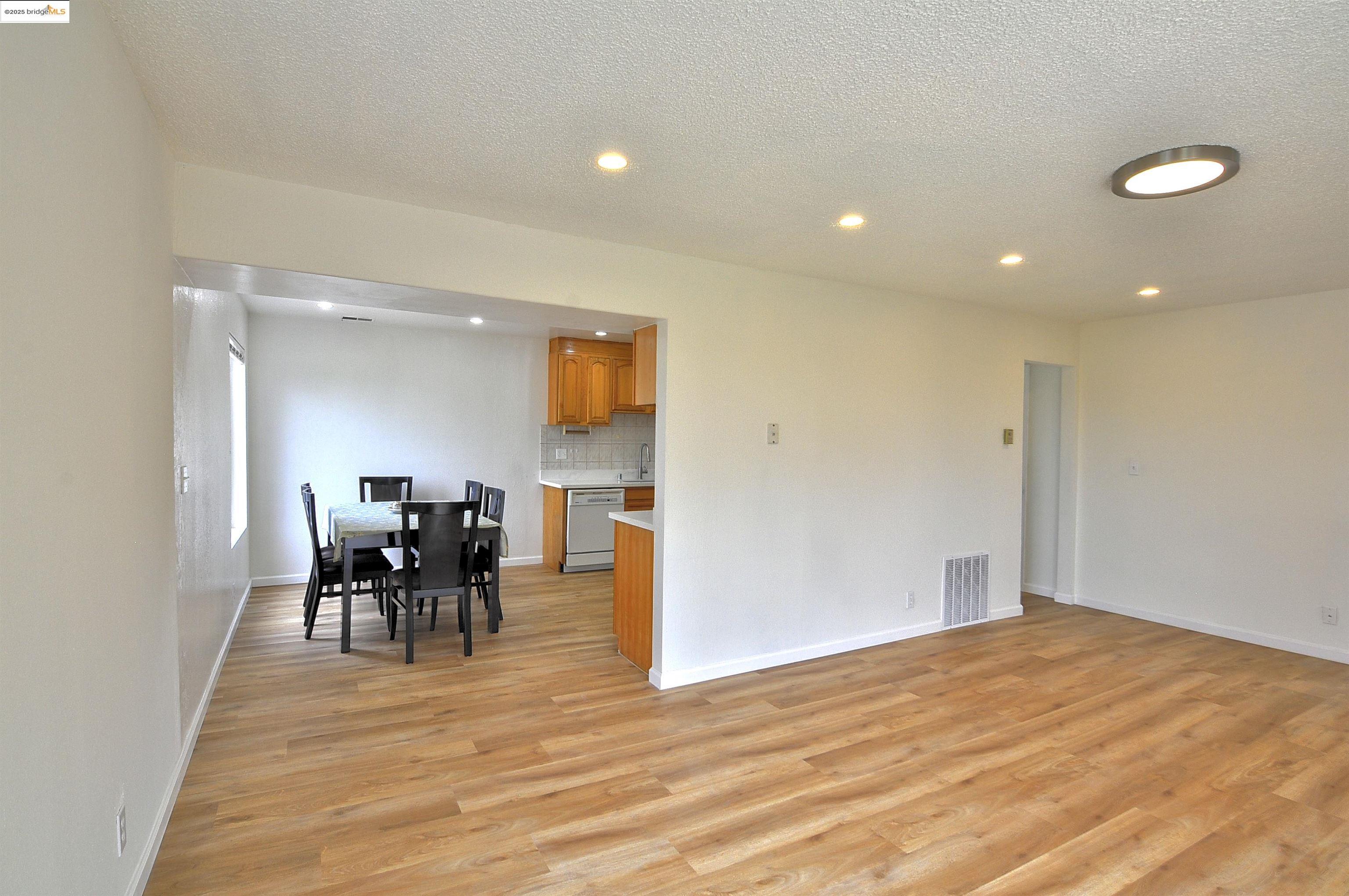 Detail Gallery Image 6 of 34 For 1604 E 19th St, Oakland,  CA 94606 - 3 Beds | 1/1 Baths