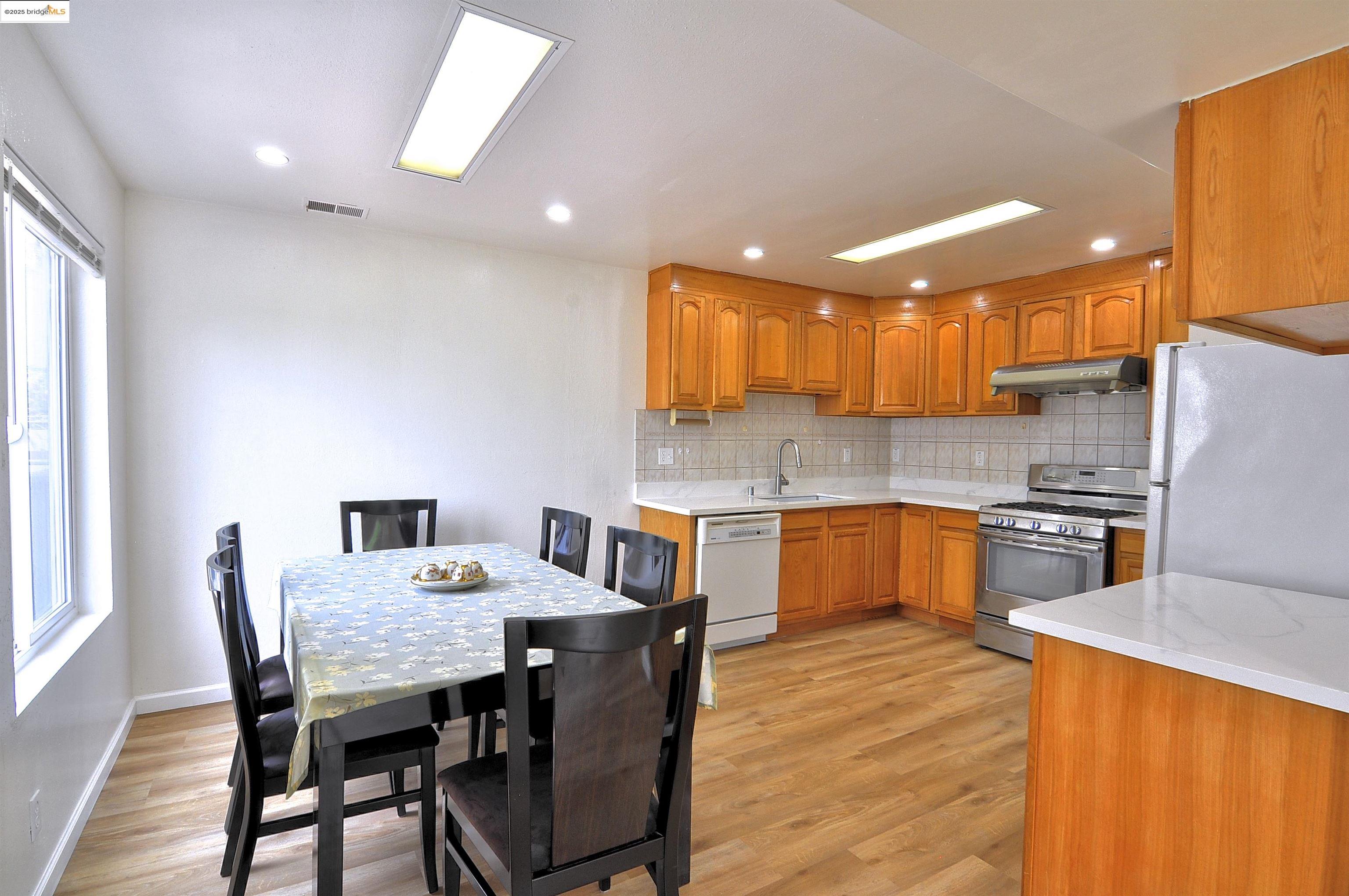 Detail Gallery Image 7 of 34 For 1604 E 19th St, Oakland,  CA 94606 - 3 Beds | 1/1 Baths