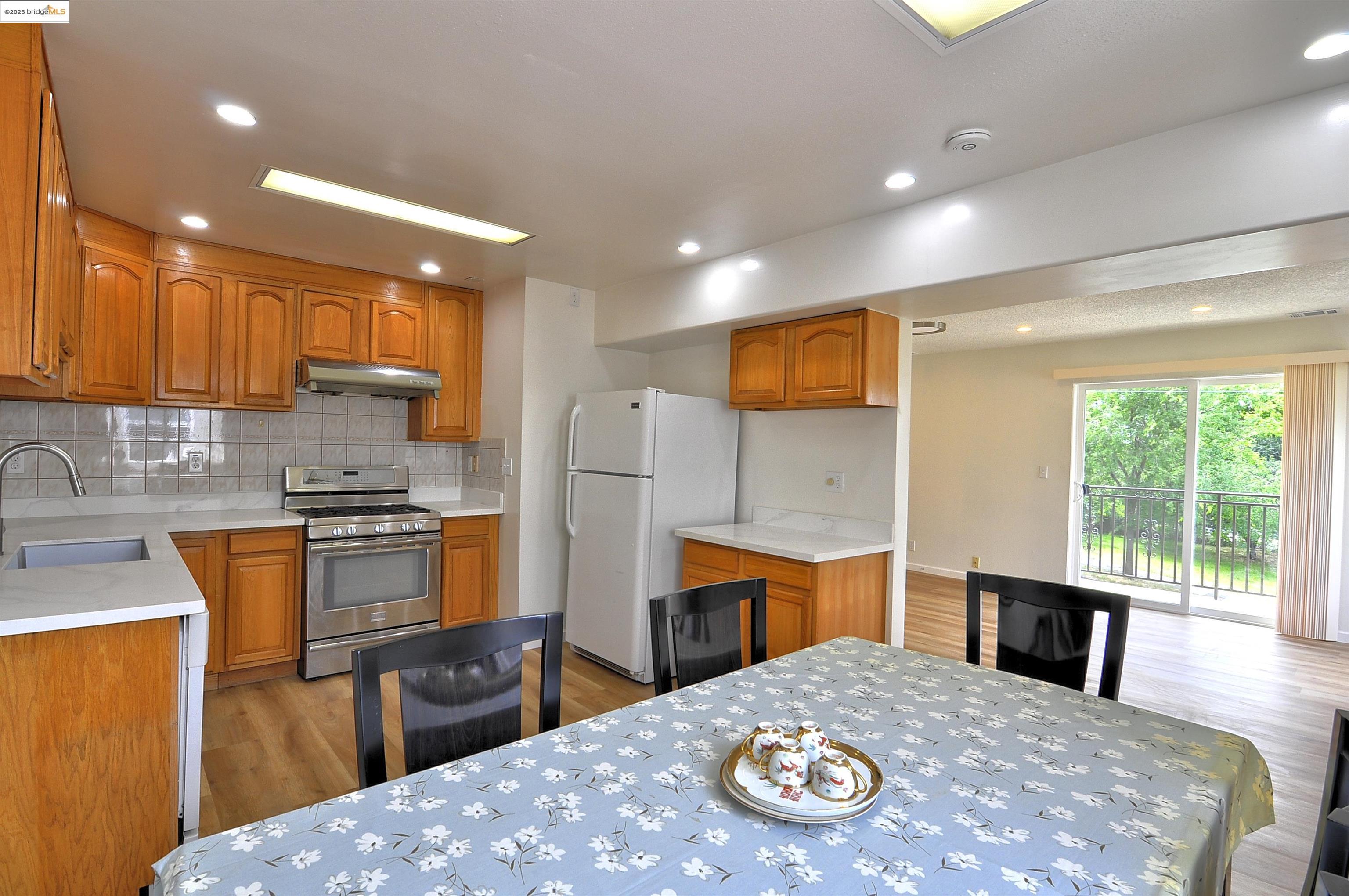 Detail Gallery Image 9 of 34 For 1604 E 19th St, Oakland,  CA 94606 - 3 Beds | 1/1 Baths