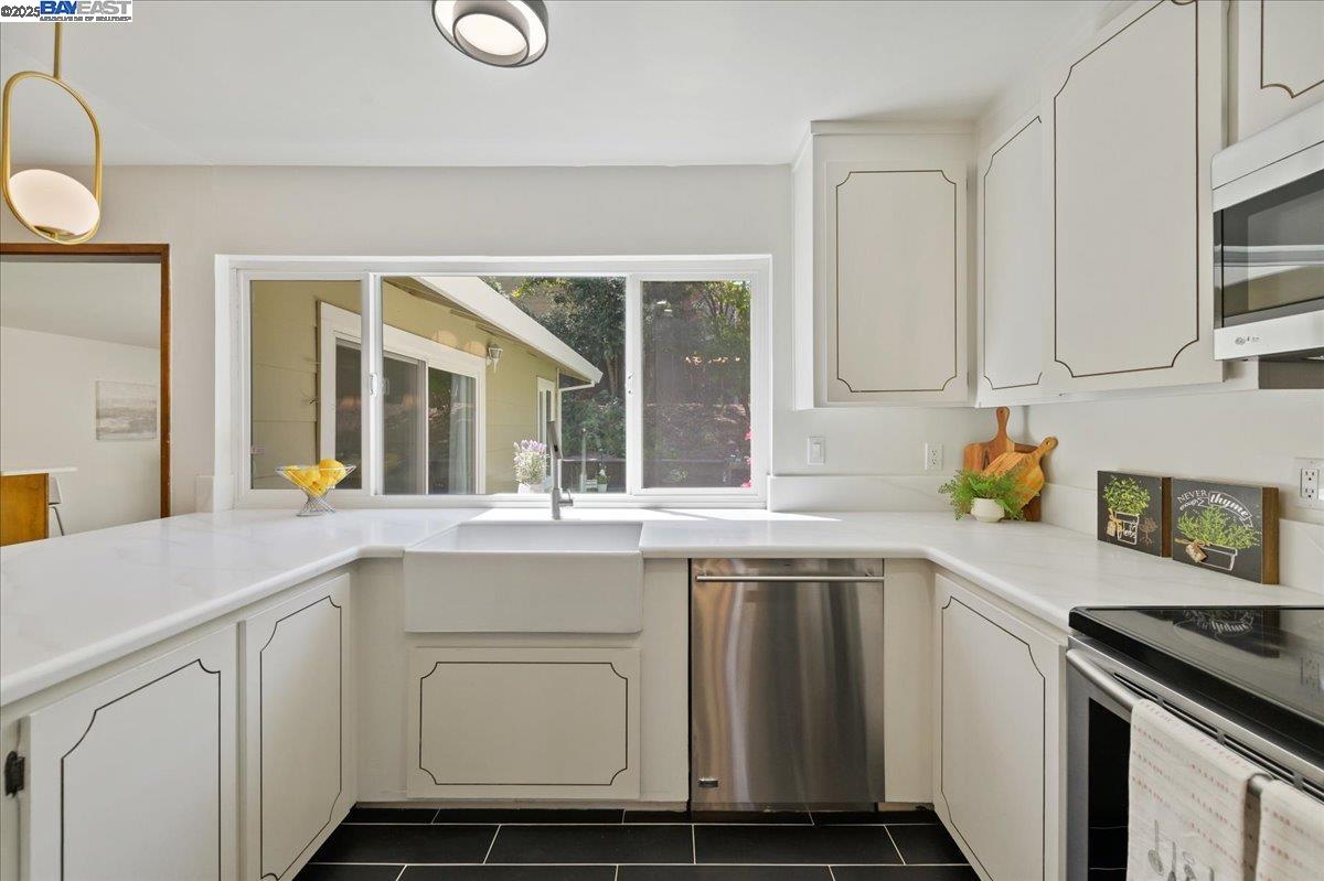 Detail Gallery Image 15 of 53 For 7606 Desertwood Ln, Pleasanton,  CA 94588 - 5 Beds | 2/1 Baths