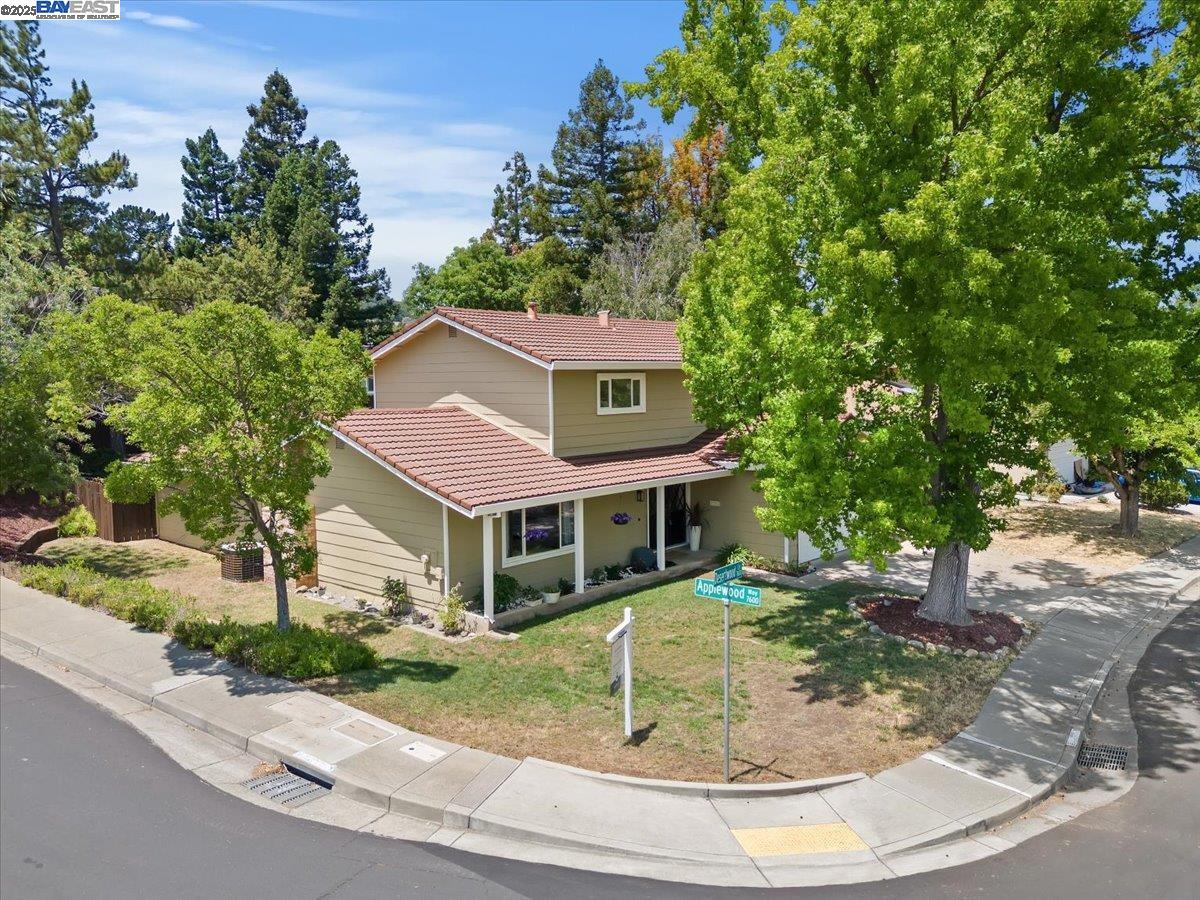 Detail Gallery Image 5 of 53 For 7606 Desertwood Ln, Pleasanton,  CA 94588 - 5 Beds | 2/1 Baths