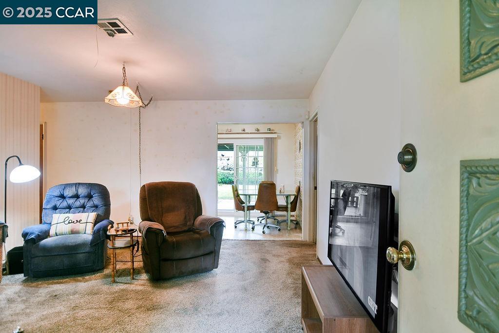 Detail Gallery Image 4 of 26 For 214 Don Carlos Avenue, Stockton,  CA 95210-1202 - 3 Beds | 1 Baths