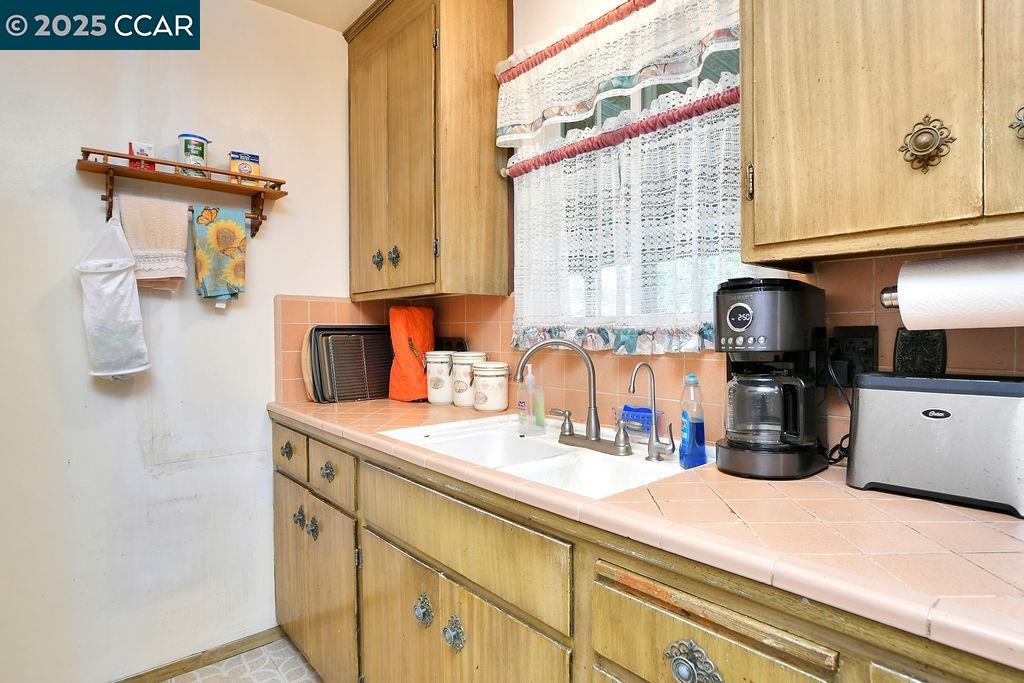 Detail Gallery Image 9 of 26 For 214 Don Carlos Avenue, Stockton,  CA 95210-1202 - 3 Beds | 1 Baths