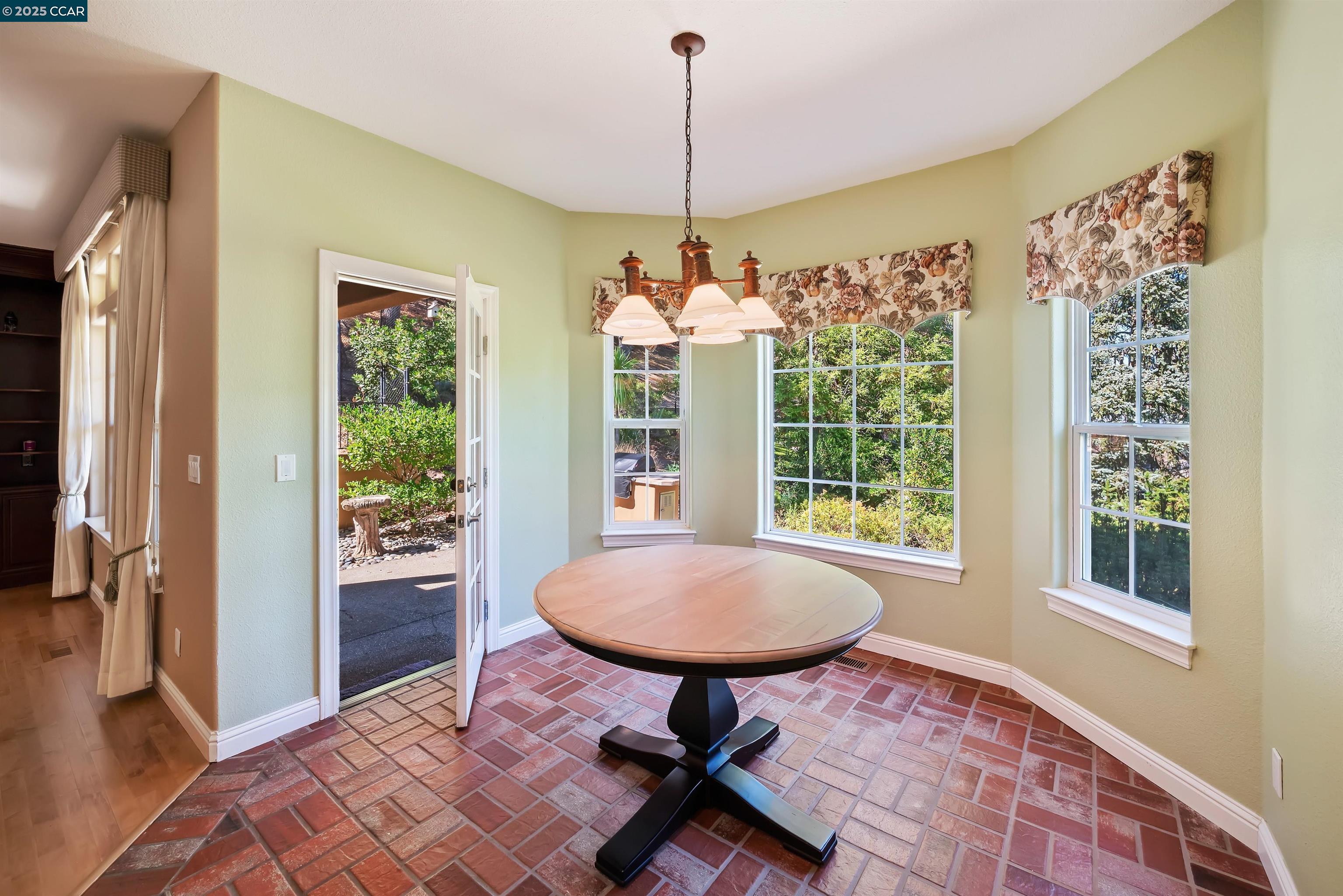 Detail Gallery Image 14 of 41 For 20 Oak Crest Ln, Alamo,  CA 94507 - 4 Beds | 3/1 Baths