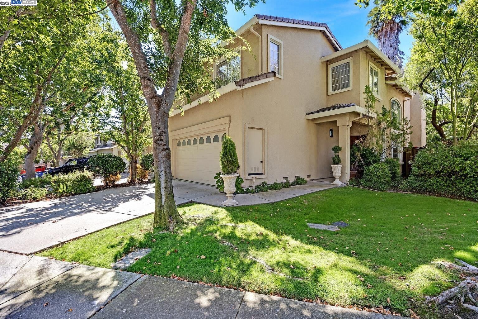 Browse active condo listings in CANYON PARK
