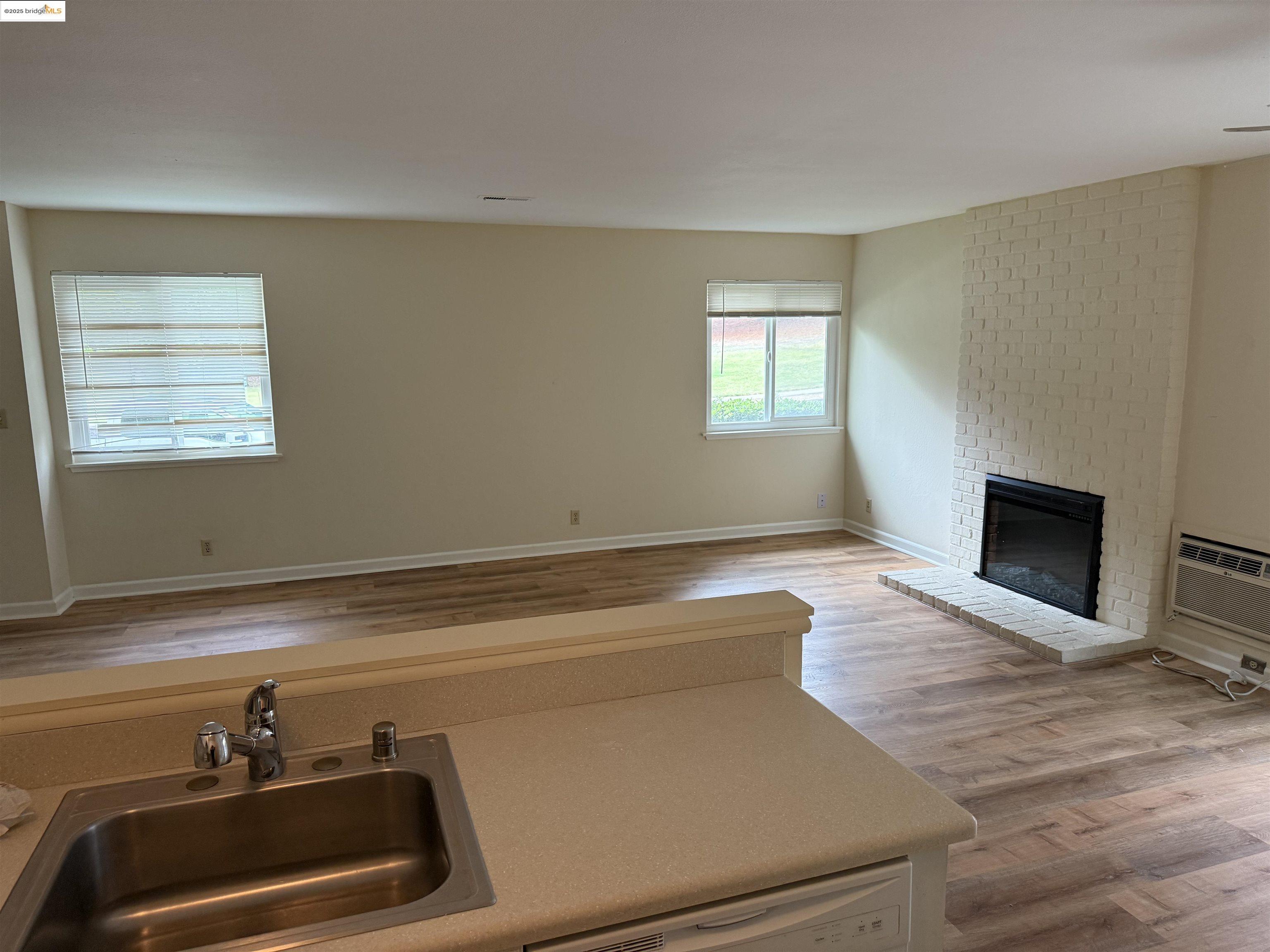 Detail Gallery Image 2 of 9 For 1133 Kottinger Drive #1,  Pleasanton,  CA 94566 - 2 Beds | 1 Baths