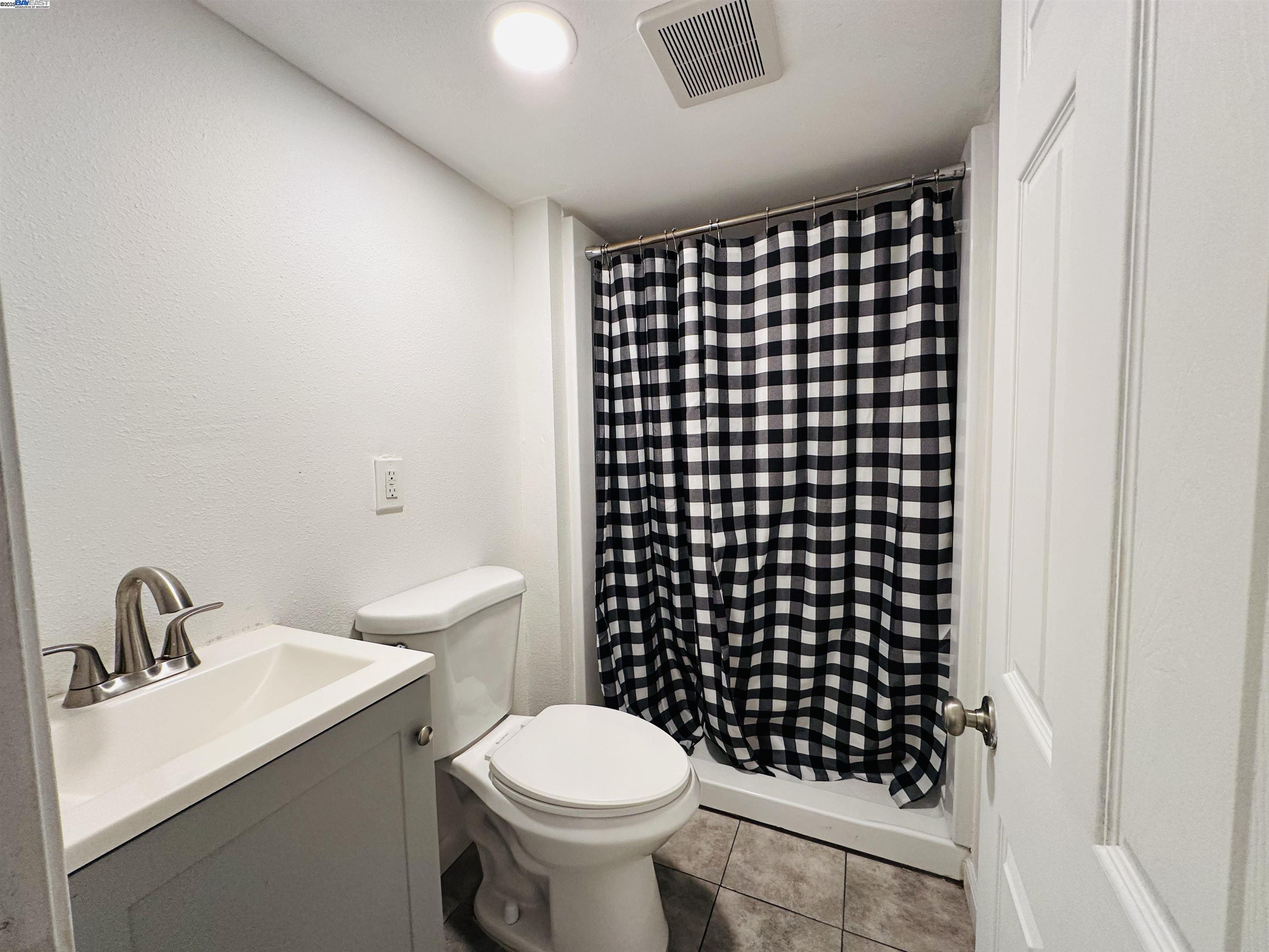 Detail Gallery Image 11 of 13 For 1301 60th Ave, Oakland,  CA 94621 - 5 Beds | 3 Baths