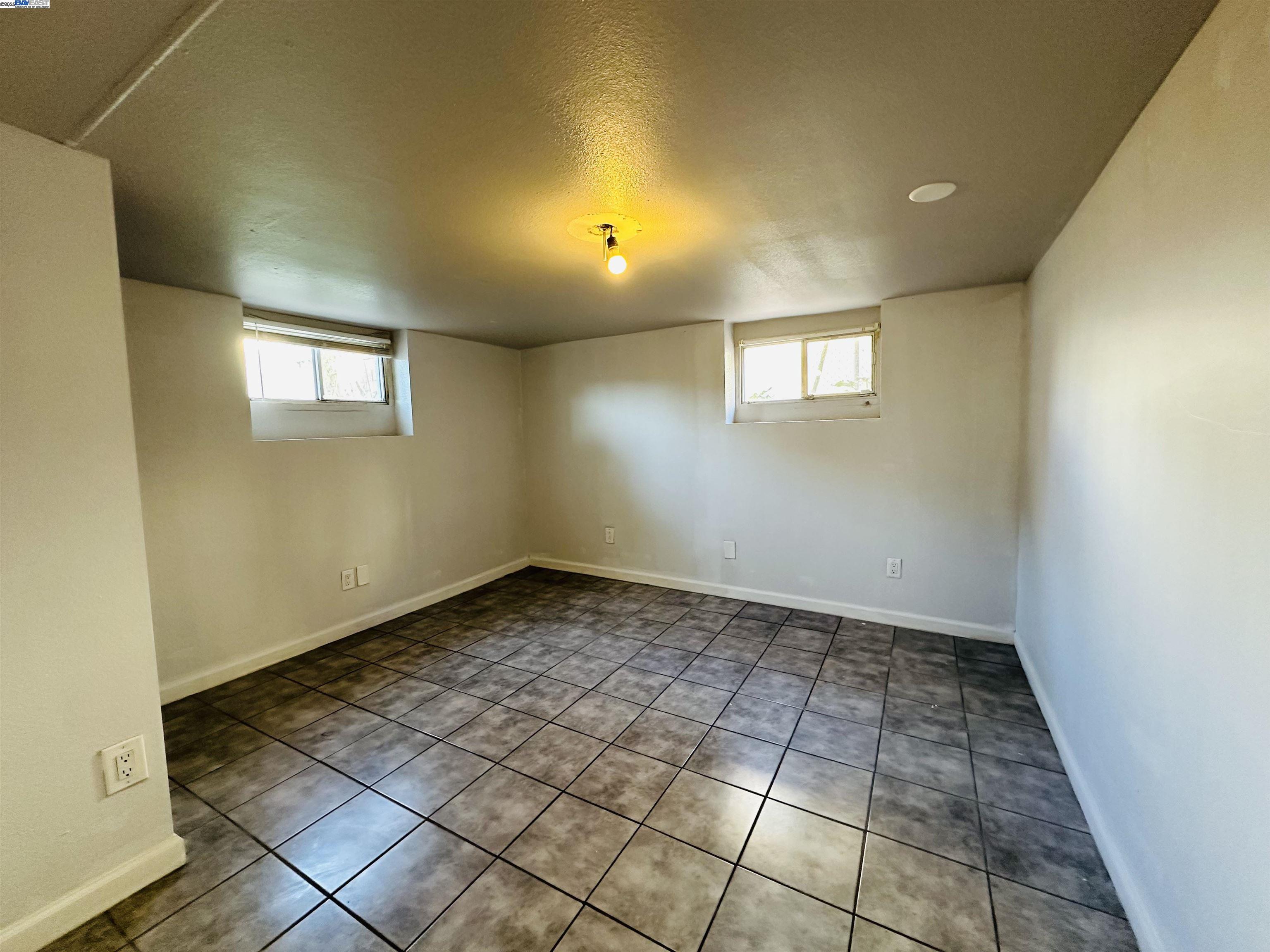 Detail Gallery Image 12 of 13 For 1301 60th Ave, Oakland,  CA 94621 - 5 Beds | 3 Baths