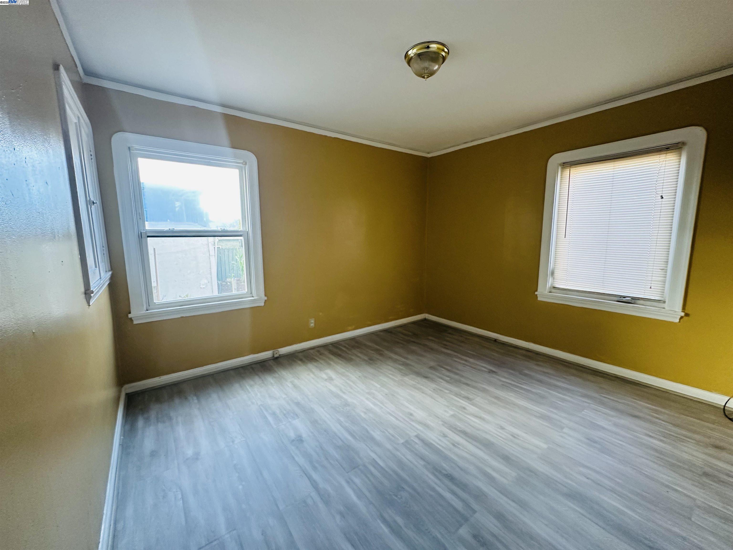 Detail Gallery Image 3 of 13 For 1301 60th Ave, Oakland,  CA 94621 - 5 Beds | 3 Baths