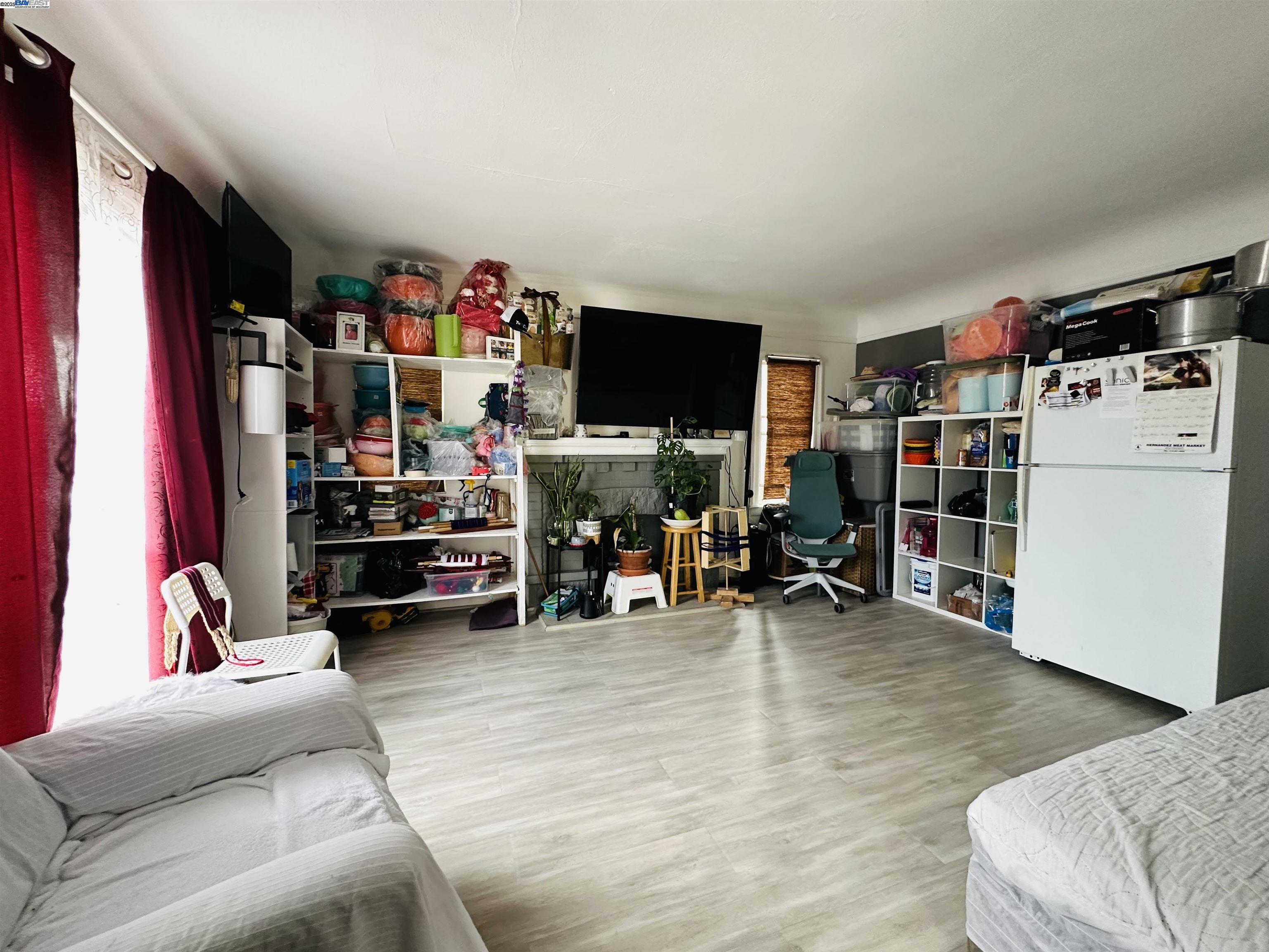 Detail Gallery Image 5 of 13 For 1301 60th Ave, Oakland,  CA 94621 - 5 Beds | 3 Baths