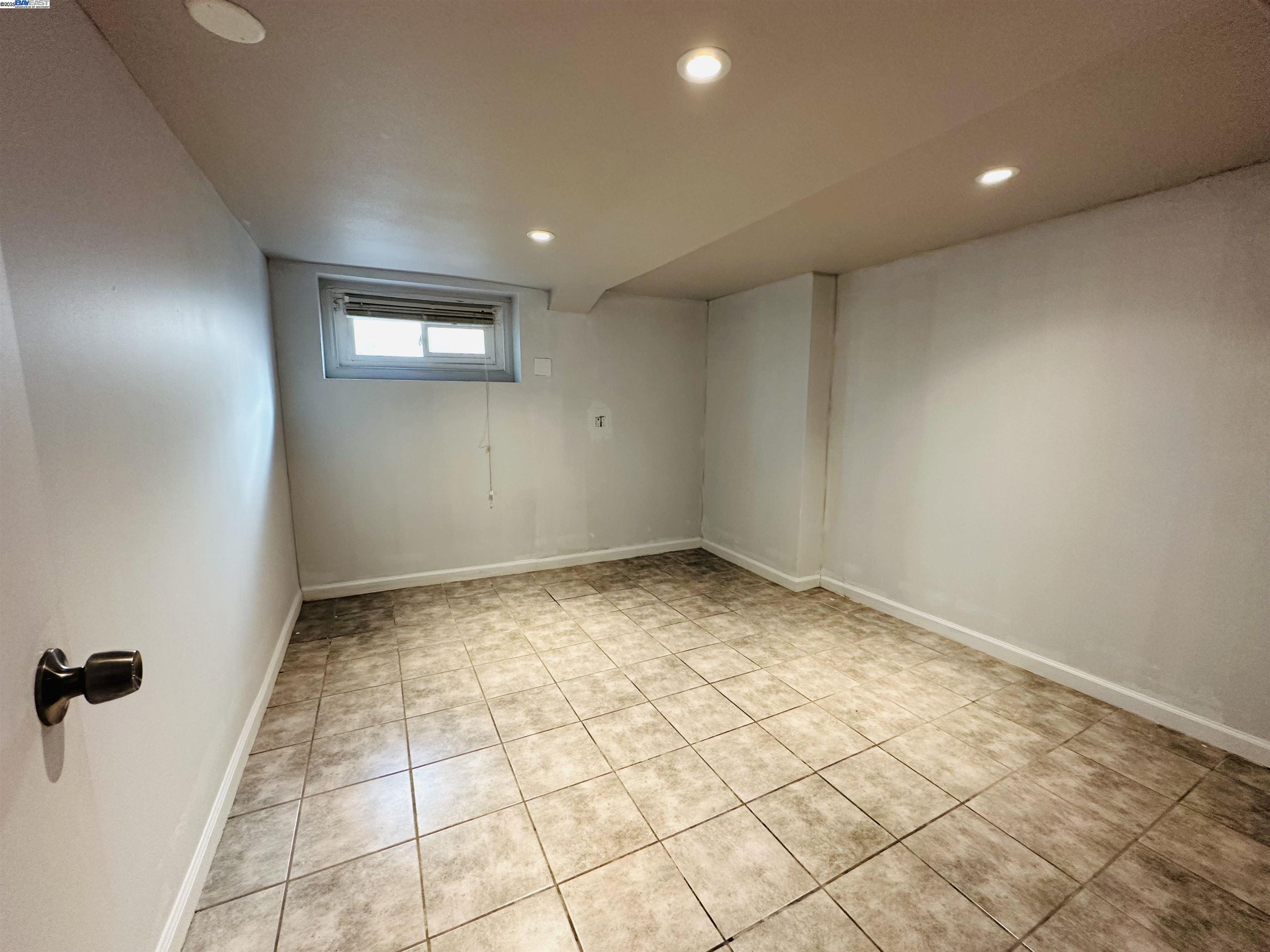 Detail Gallery Image 5 of 13 For 1301 60th Ave, Oakland,  CA 94621 - 5 Beds | 3 Baths