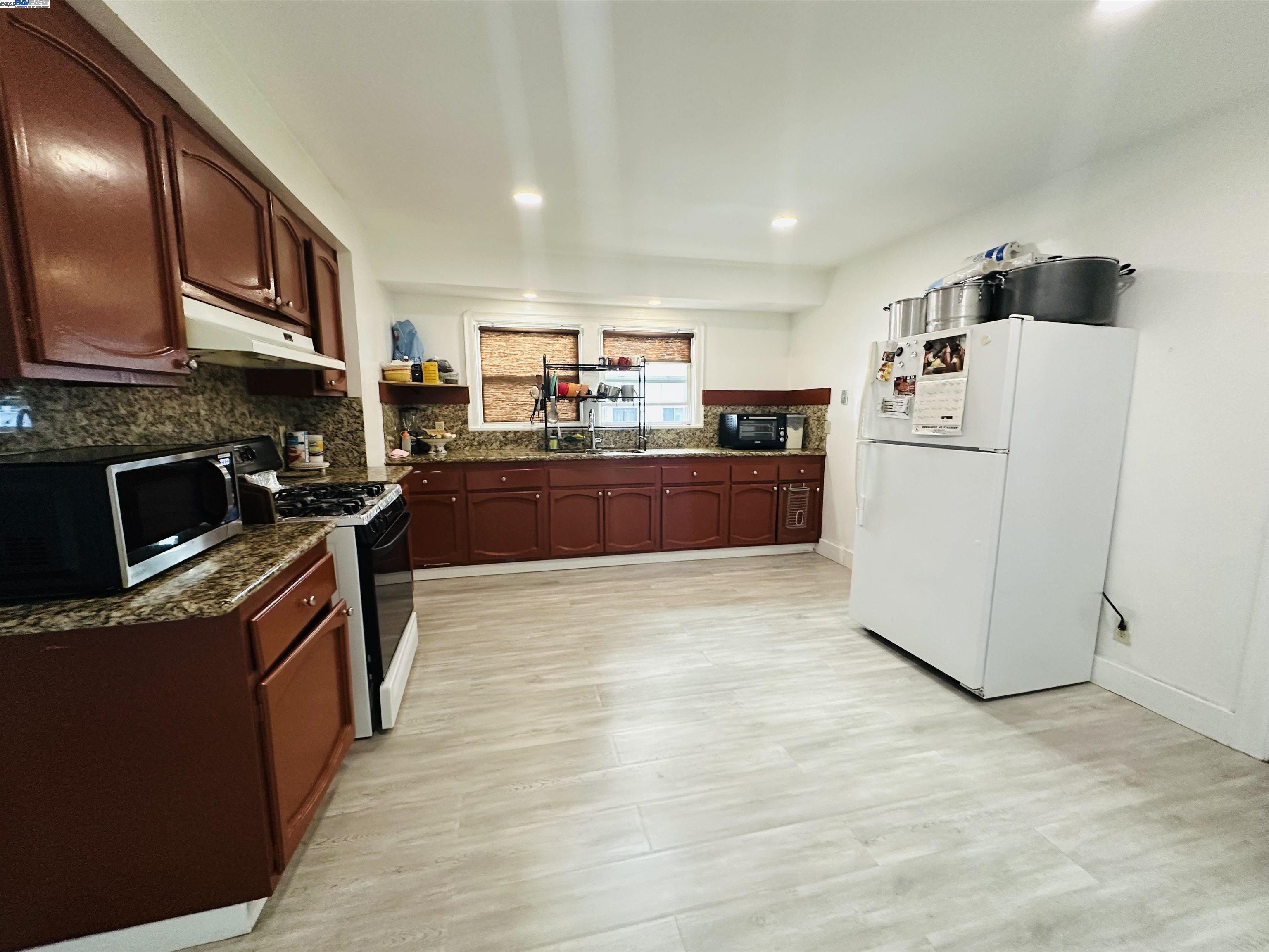 Detail Gallery Image 6 of 9 For 1301 60th Ave, Oakland,  CA 94621 - 5 Beds | 3 Baths