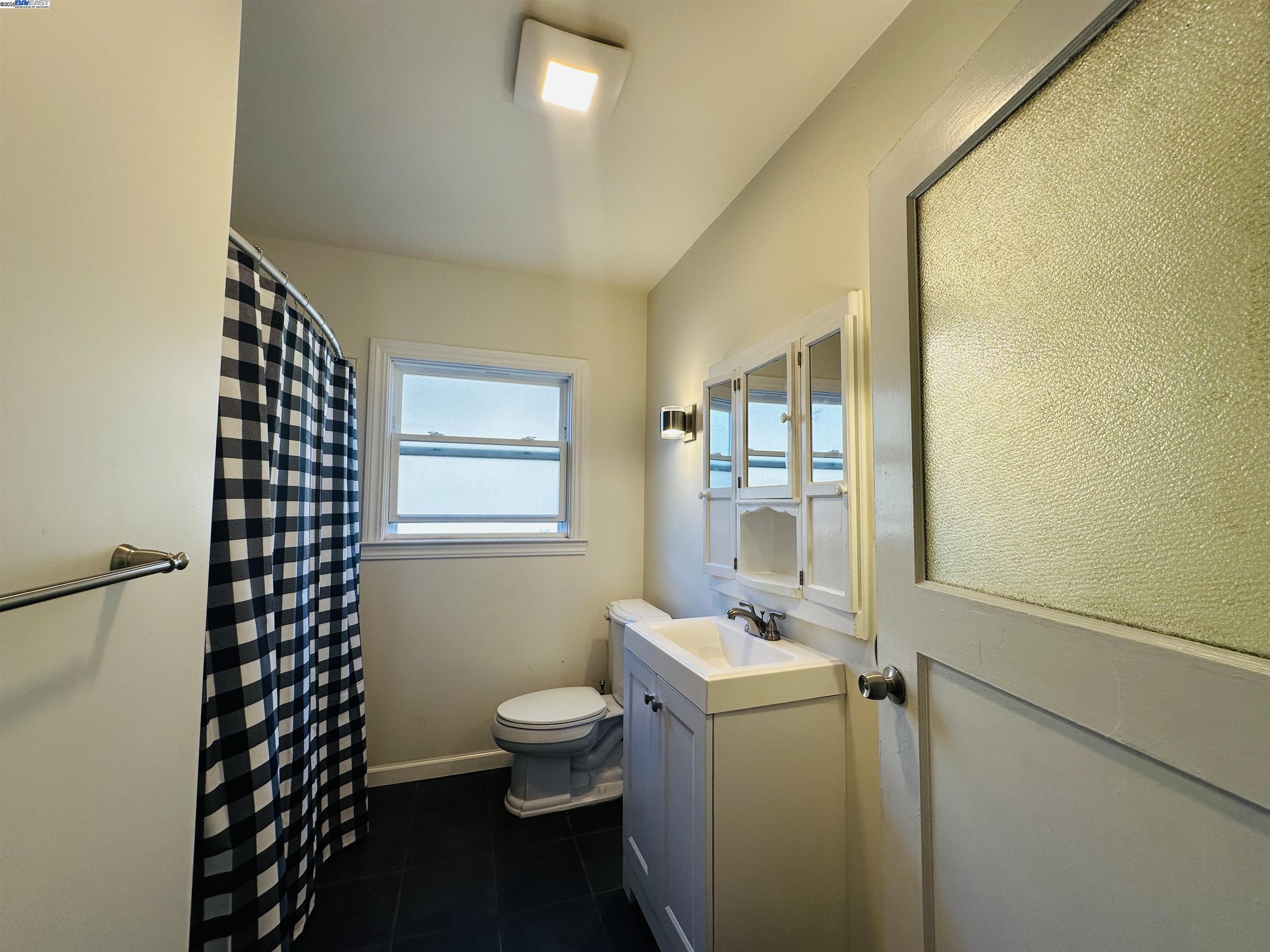 Detail Gallery Image 7 of 13 For 1301 60th Ave, Oakland,  CA 94621 - 5 Beds | 3 Baths