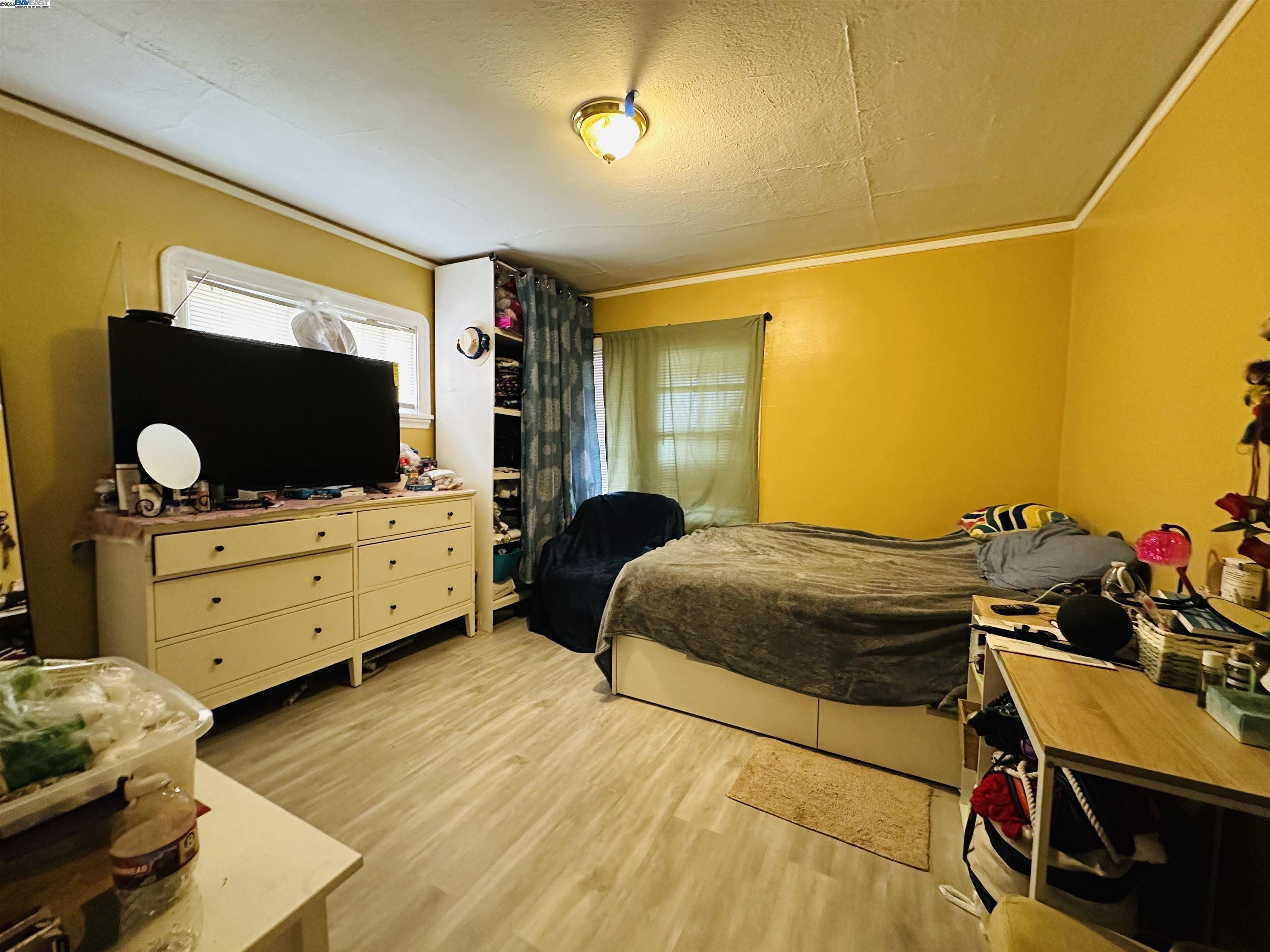 Detail Gallery Image 9 of 13 For 1301 60th Ave, Oakland,  CA 94621 - 5 Beds | 3 Baths