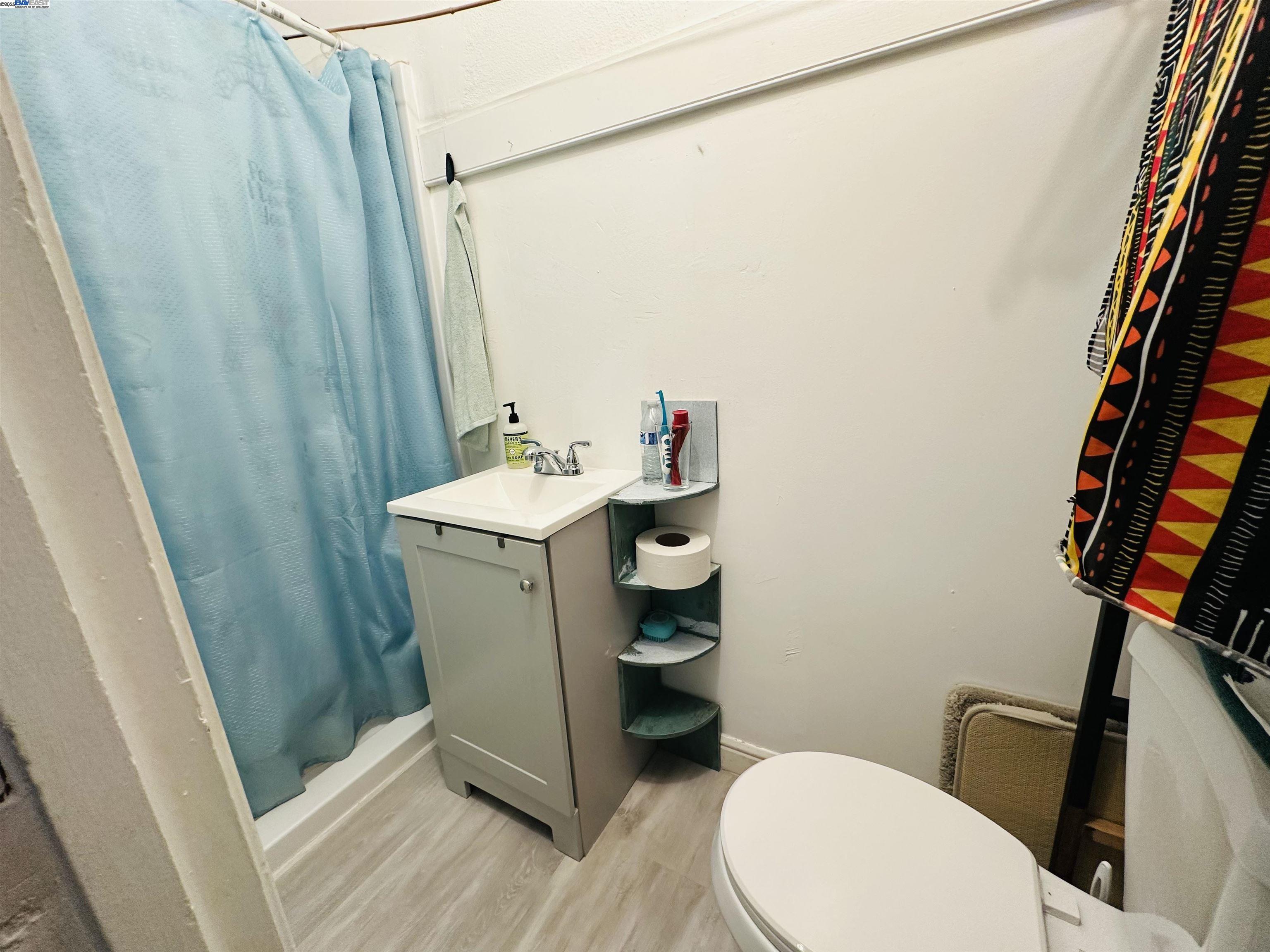 Detail Gallery Image 10 of 13 For 1301 60th Ave, Oakland,  CA 94621 - 5 Beds | 3 Baths