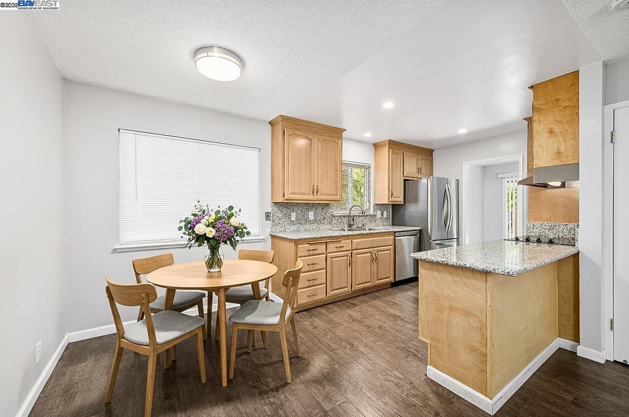 Detail Gallery Image 10 of 48 For 1059 Lakehurst Rd, Livermore,  CA 94551 - 4 Beds | 2 Baths