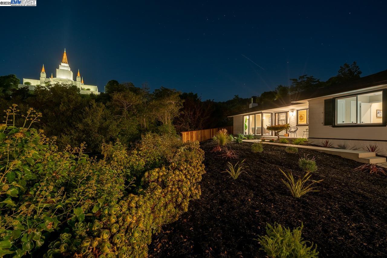 Detail Gallery Image 2 of 35 For 2818 Steinmetz Way, Oakland,  CA 94602 - 3 Beds | 2 Baths