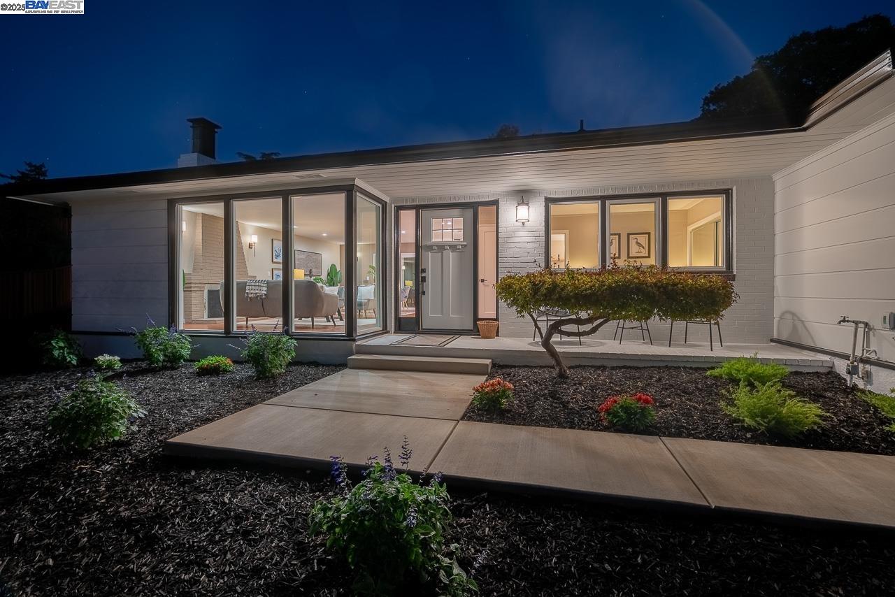 Detail Gallery Image 3 of 35 For 2818 Steinmetz Way, Oakland,  CA 94602 - 3 Beds | 2 Baths